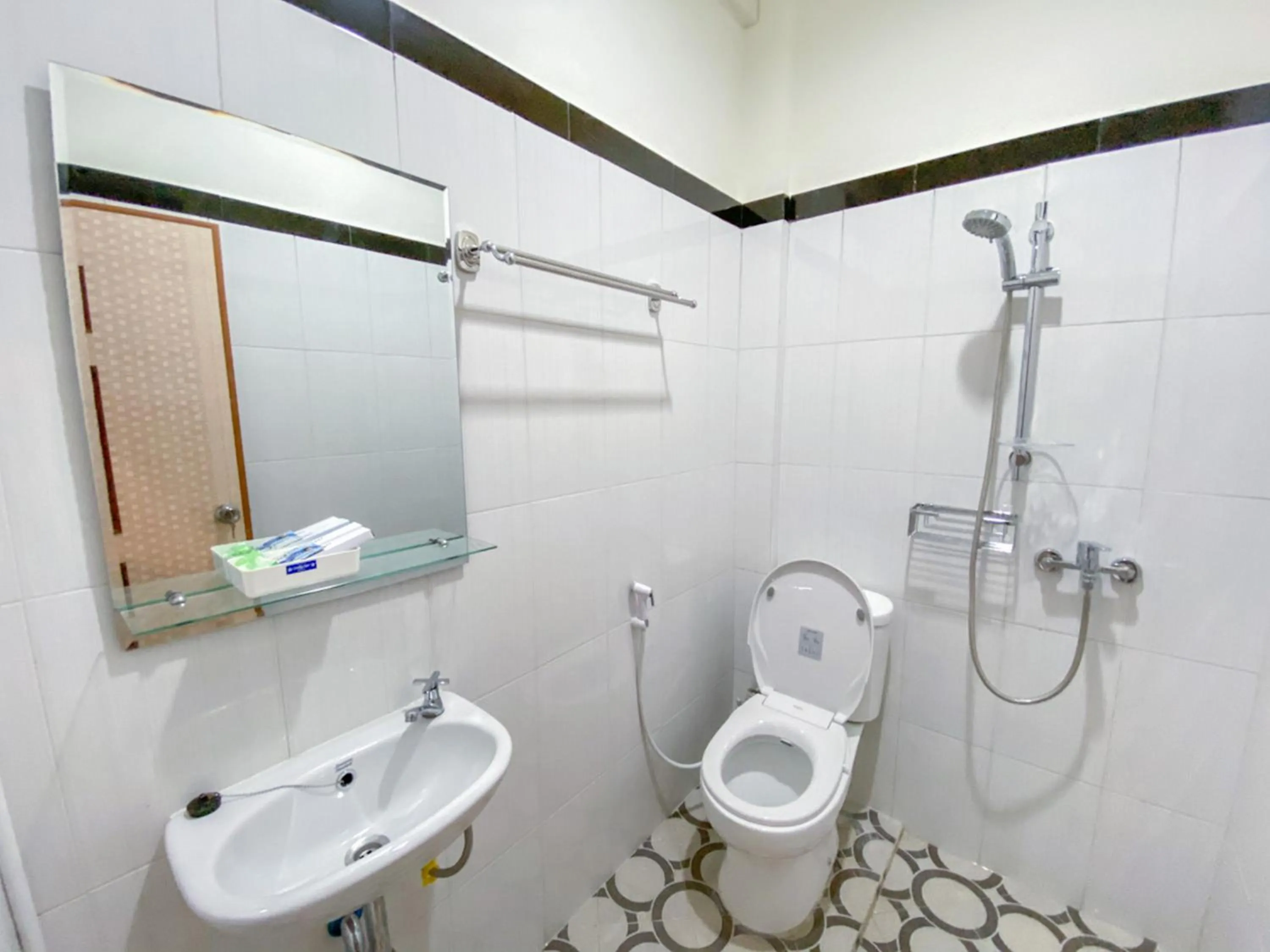 Shower in RedDoorz Syariah At Mitra Guest House