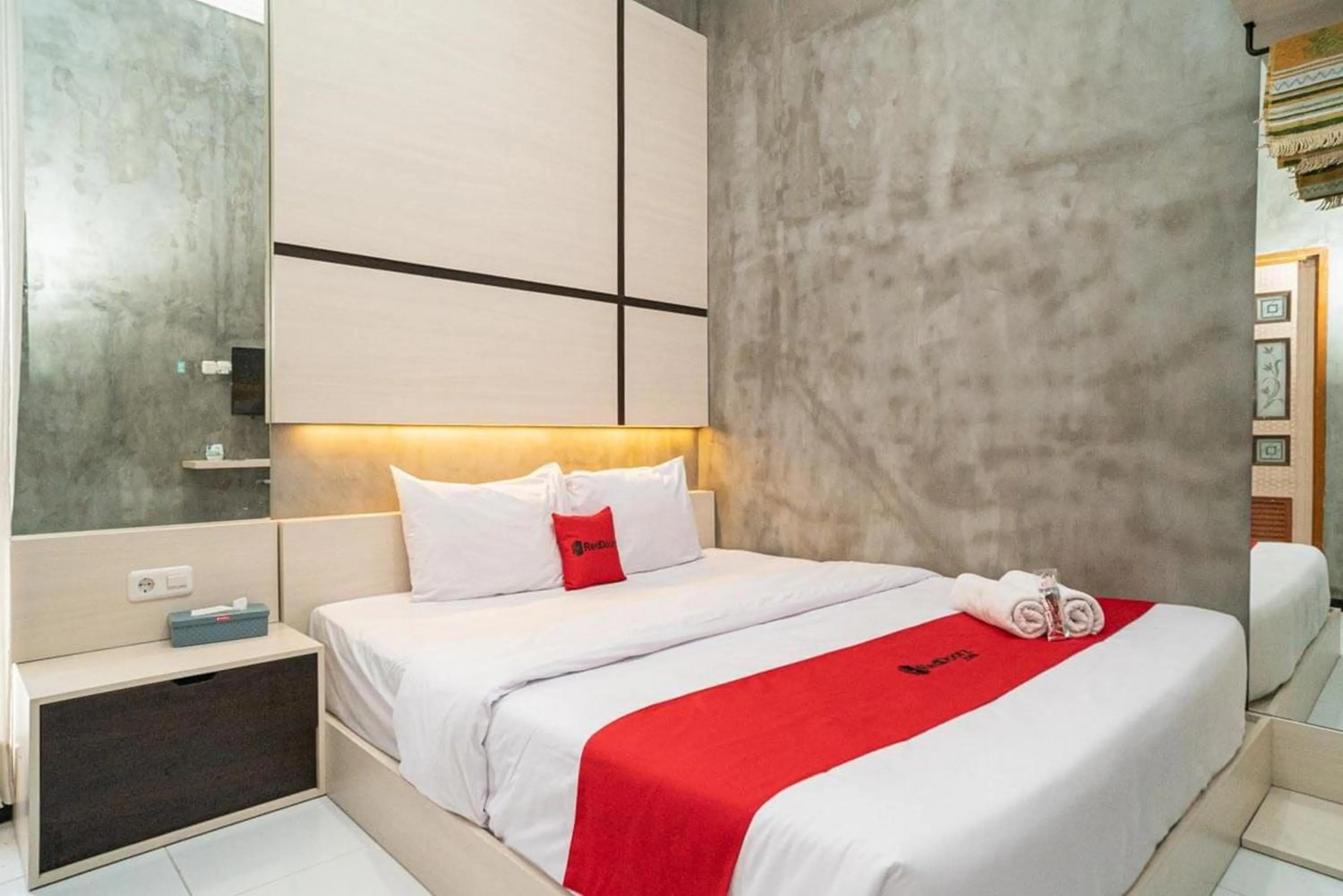 Bedroom, Bed in RedDoorz Syariah At Mitra Guest House