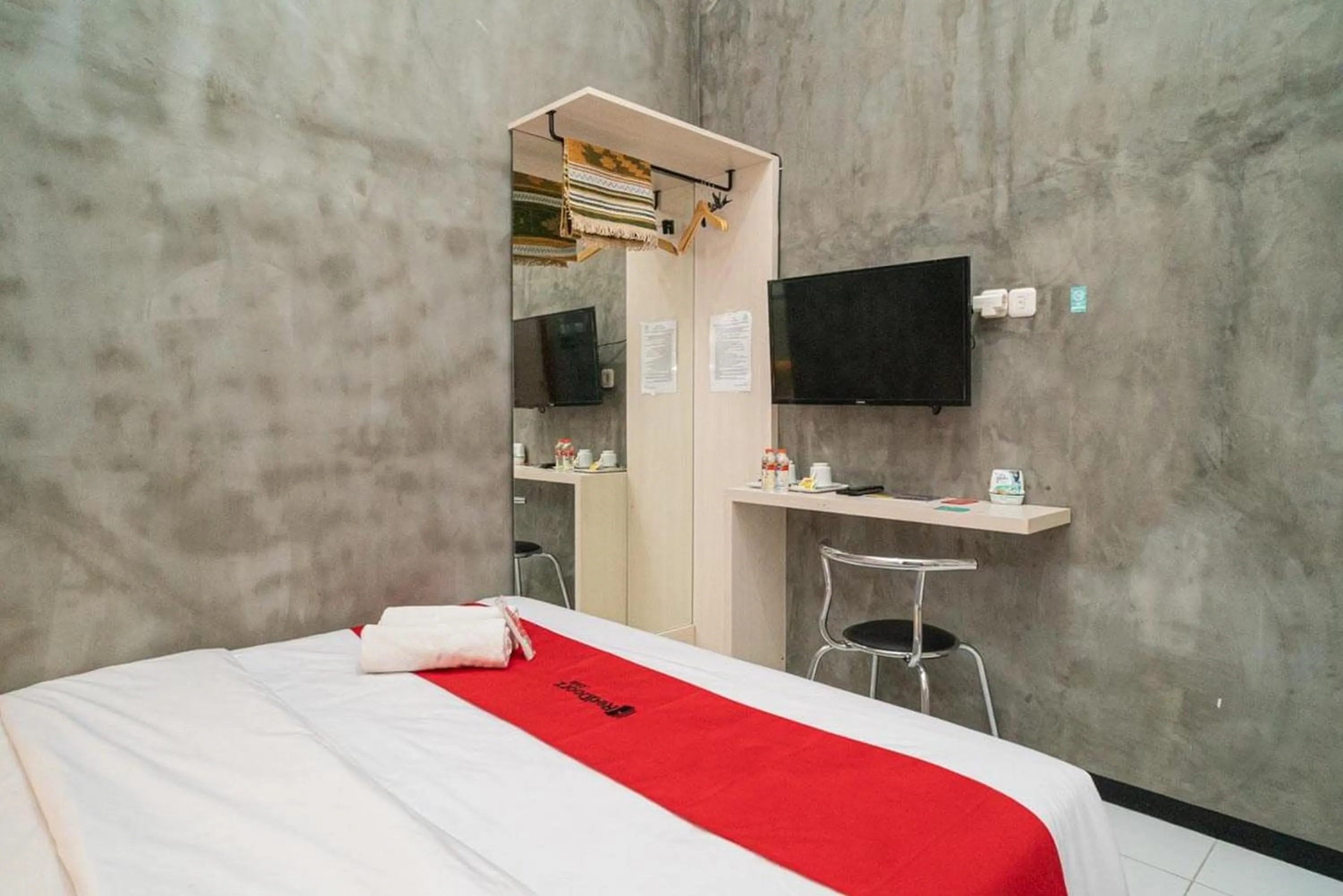 Bedroom, Bed in RedDoorz Syariah At Mitra Guest House