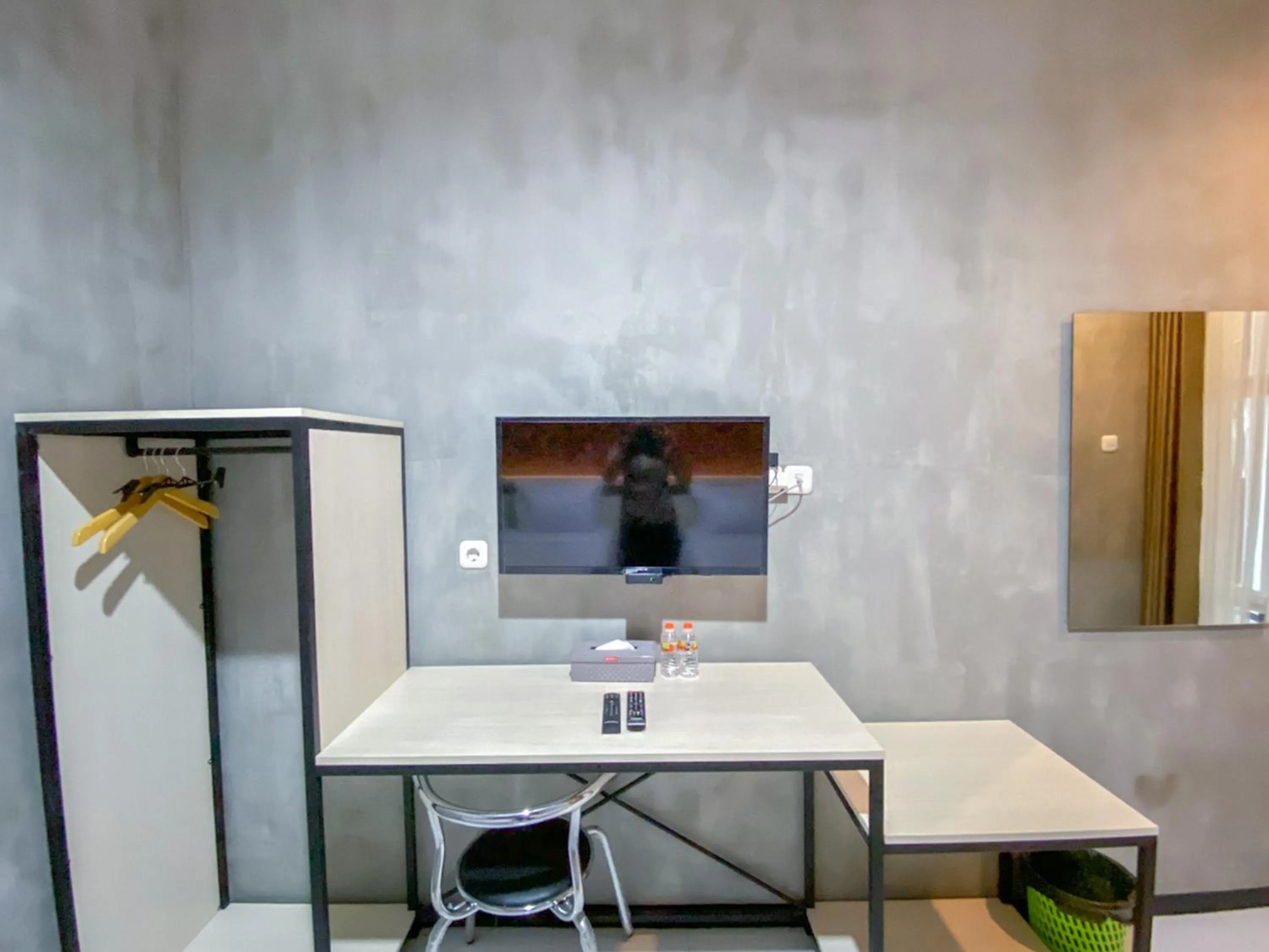 TV and multimedia in RedDoorz Syariah At Mitra Guest House