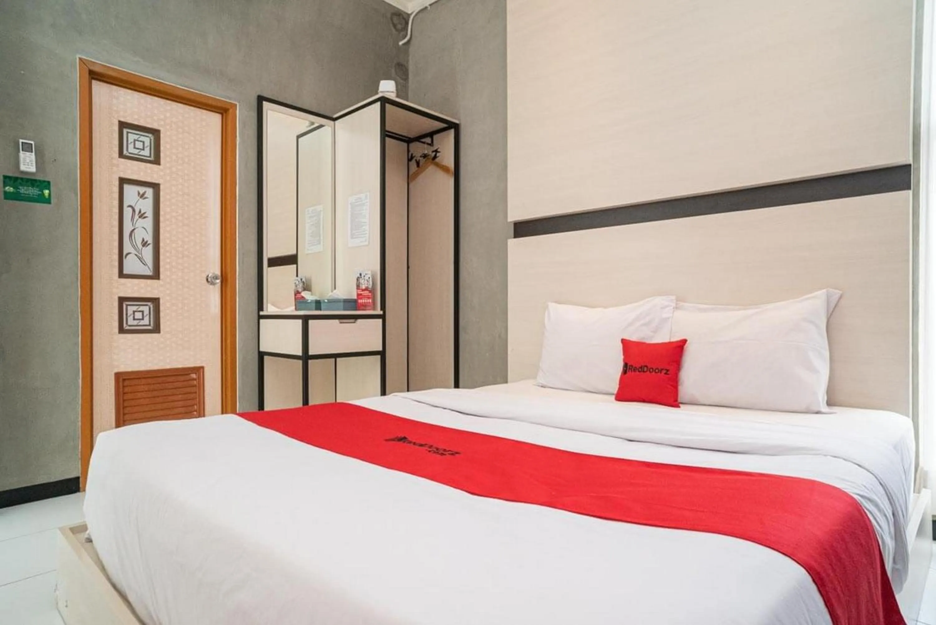 Bedroom, Bed in RedDoorz Syariah At Mitra Guest House