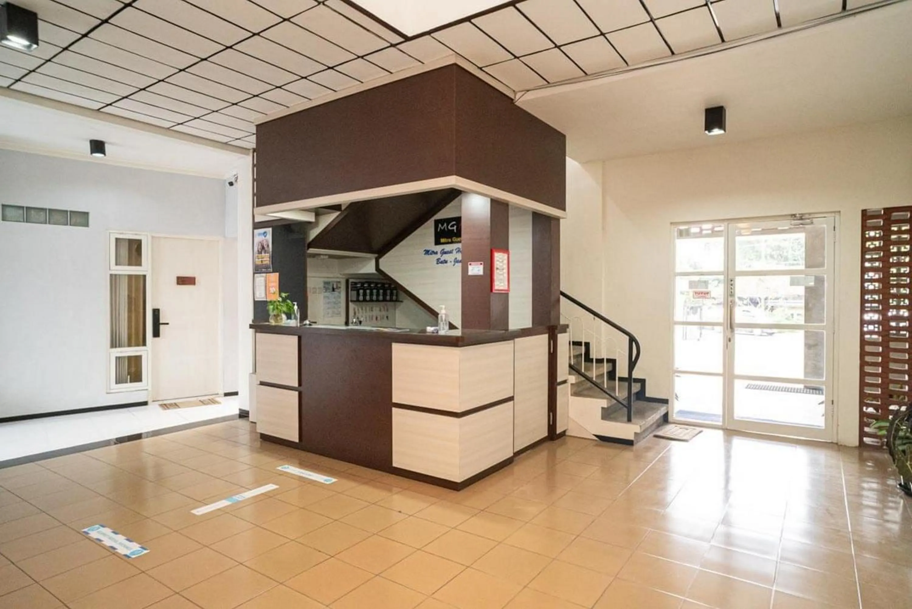 Lobby or reception in RedDoorz Syariah At Mitra Guest House