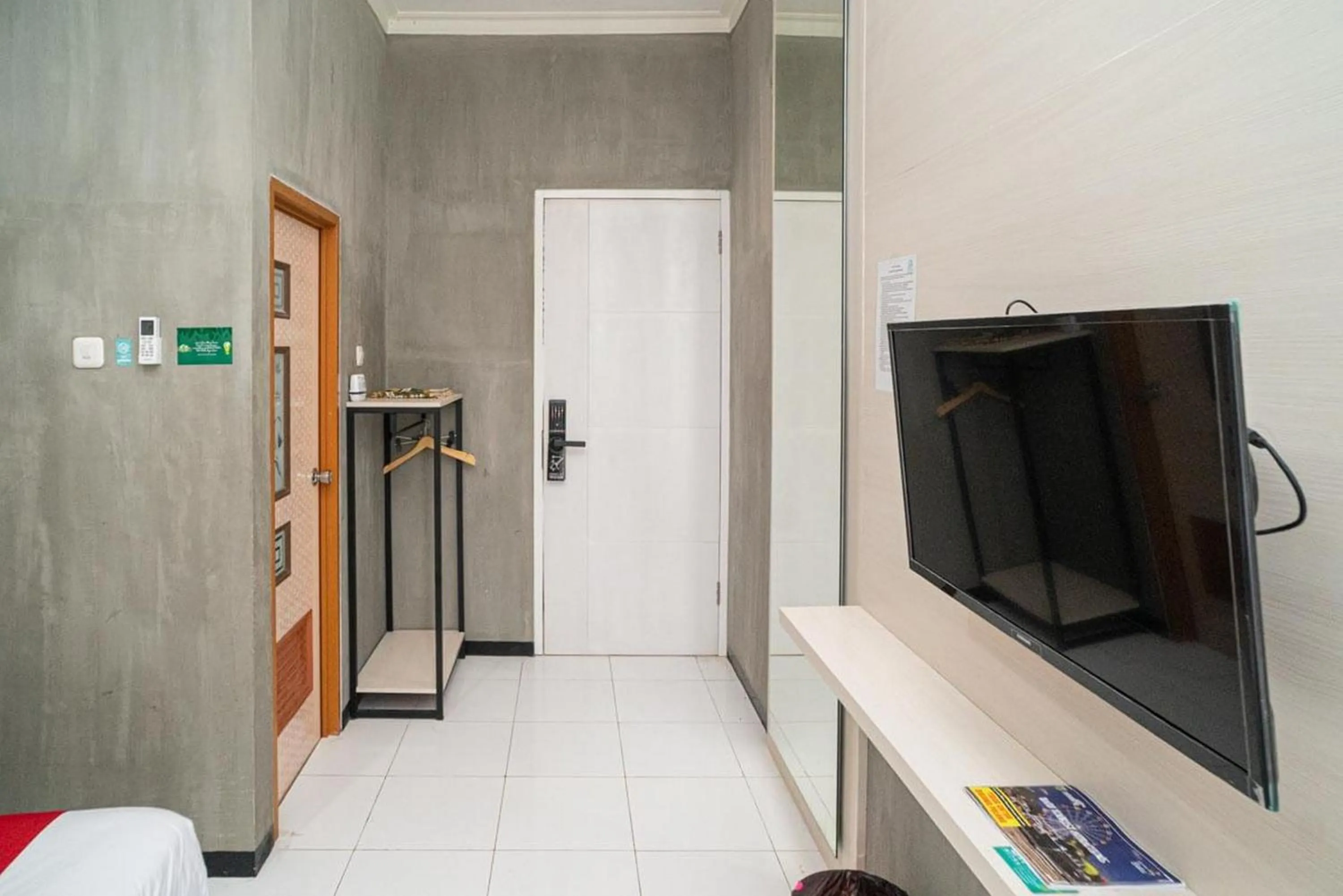 TV and multimedia in RedDoorz Syariah At Mitra Guest House