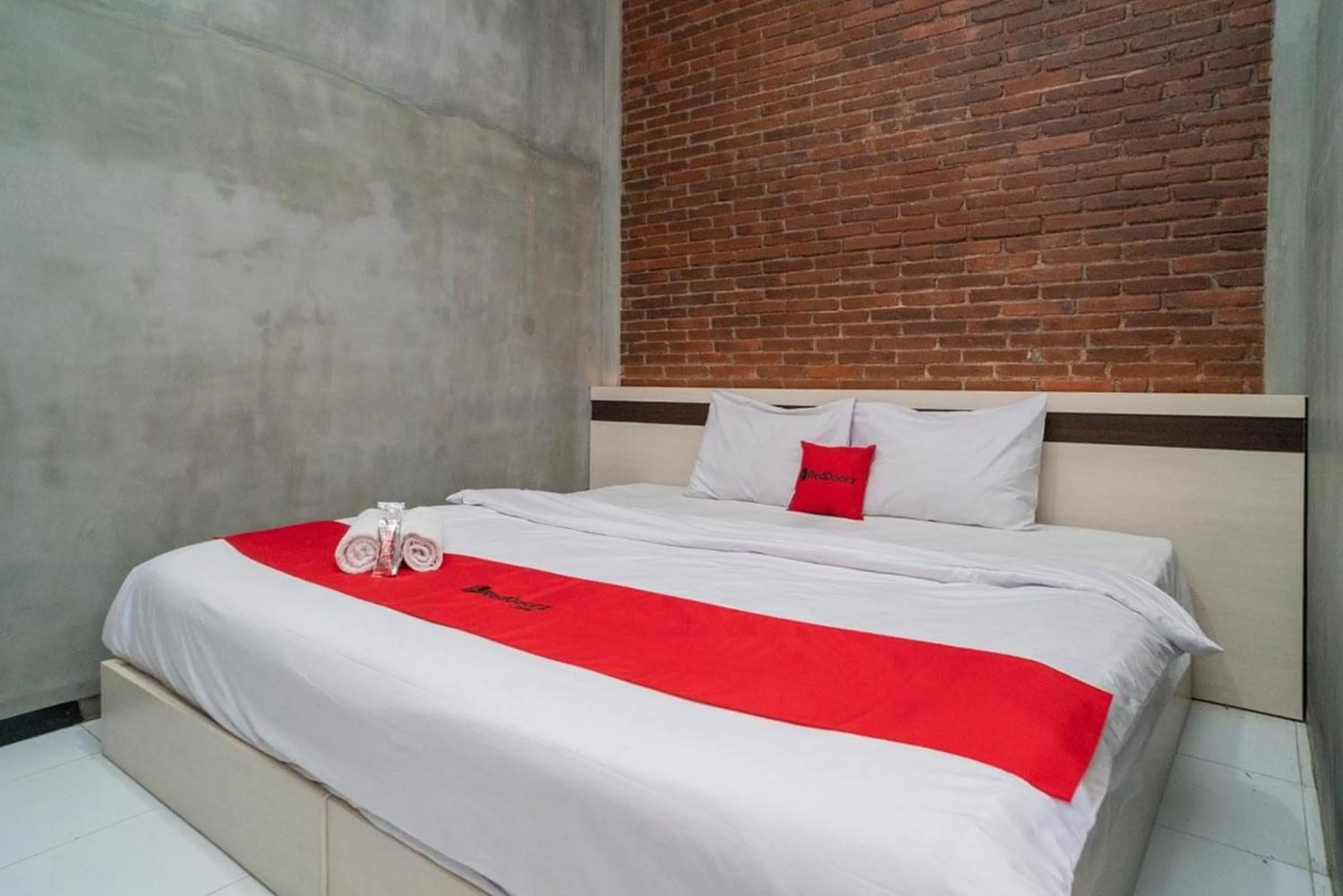 Bedroom, Bed in RedDoorz Syariah At Mitra Guest House