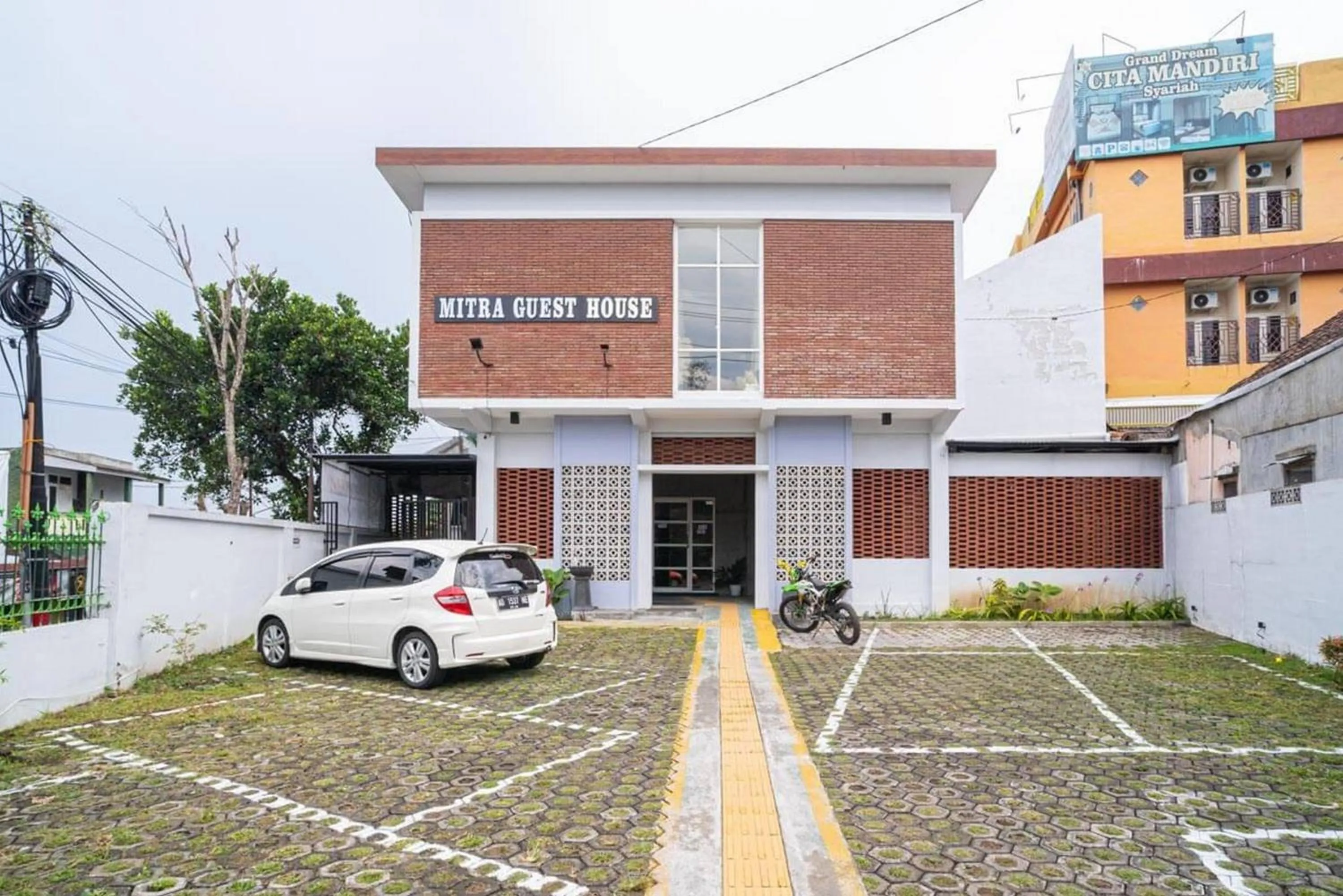Facade/entrance in RedDoorz Syariah At Mitra Guest House