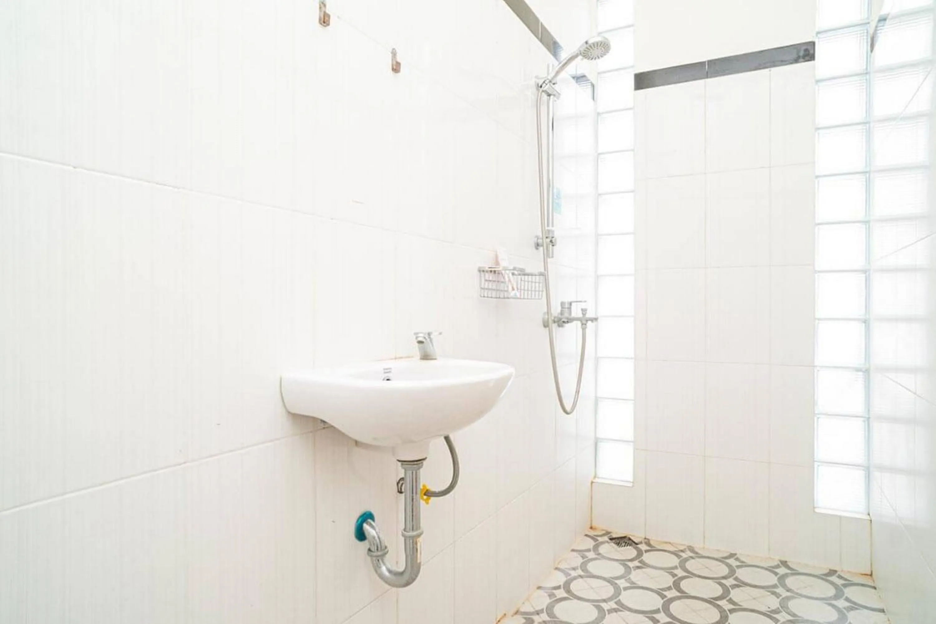 Bathroom in RedDoorz Syariah At Mitra Guest House