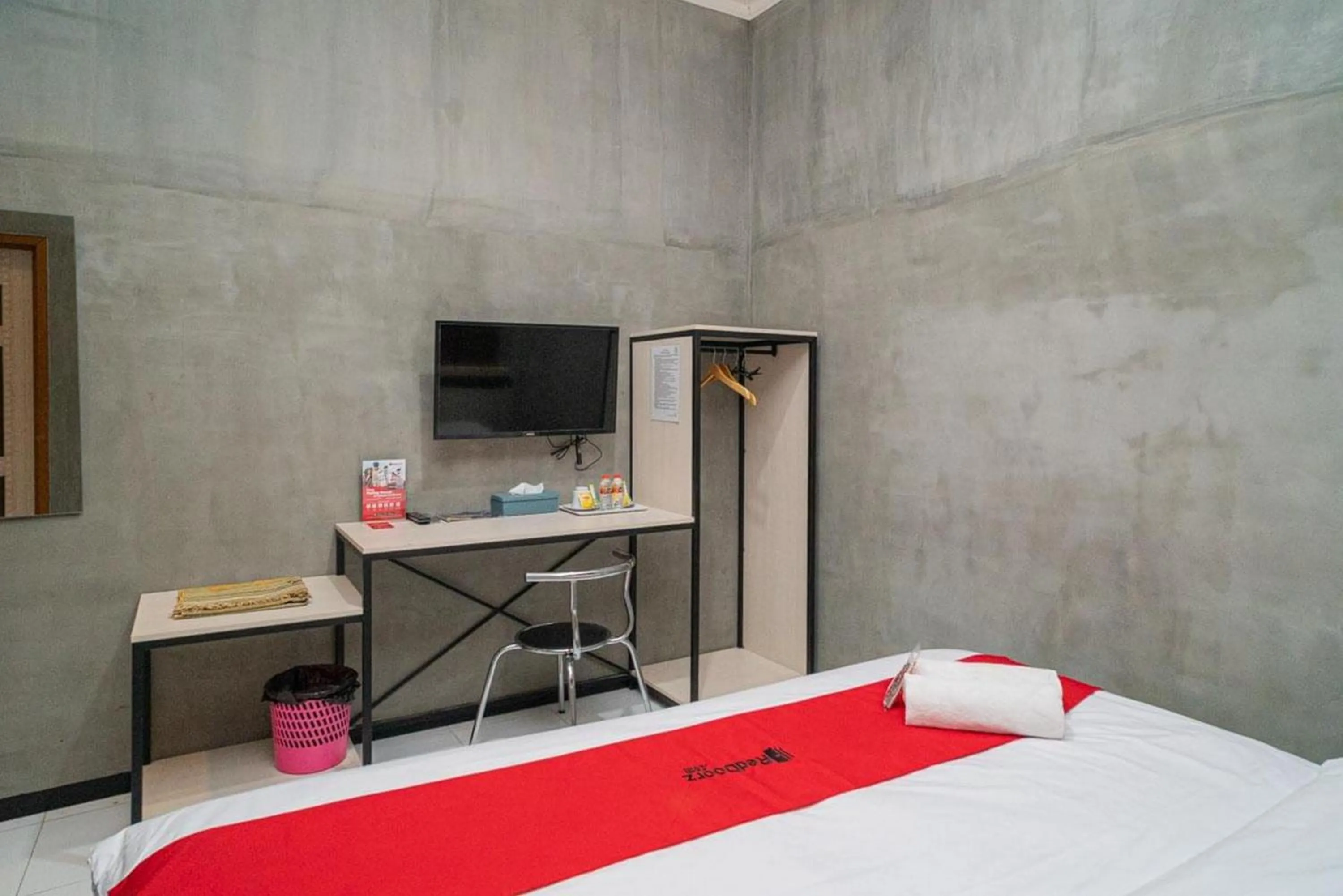 Bedroom, Bed in RedDoorz Syariah At Mitra Guest House