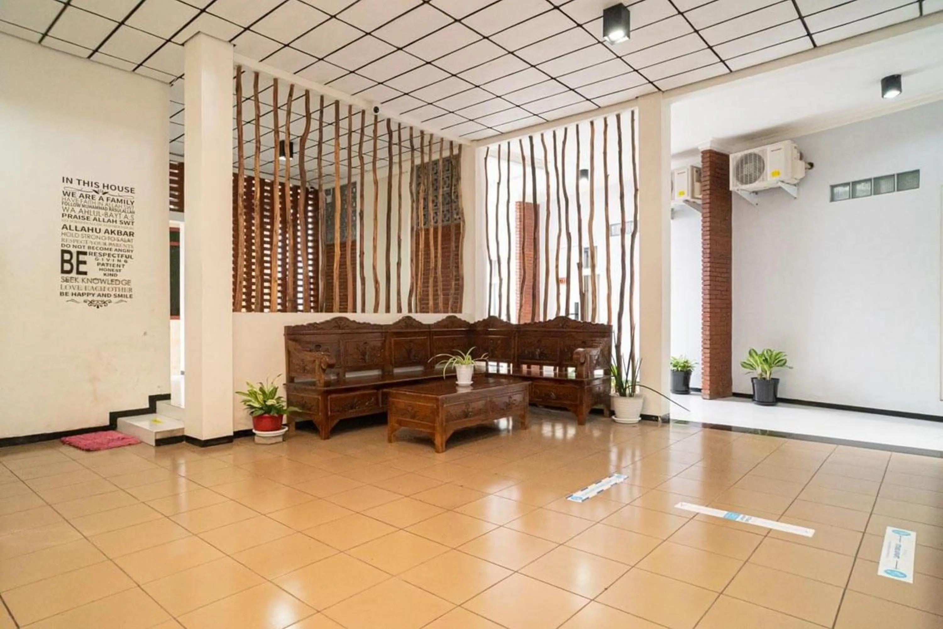 Seating area in RedDoorz Syariah At Mitra Guest House