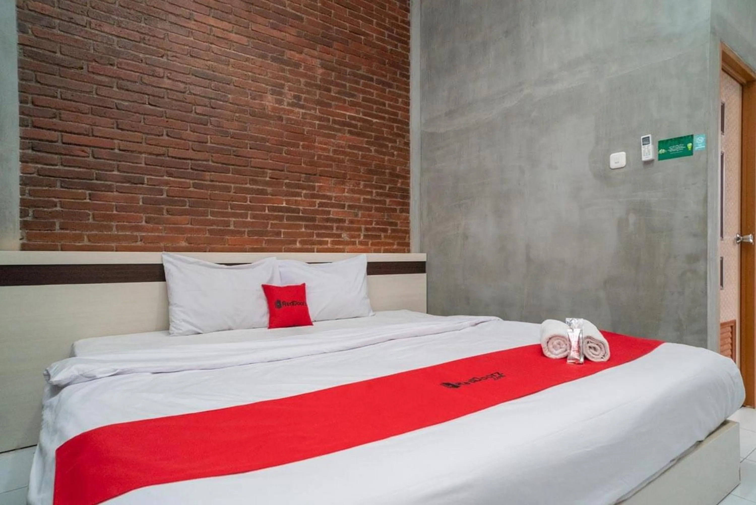 Bedroom, Bed in RedDoorz Syariah At Mitra Guest House