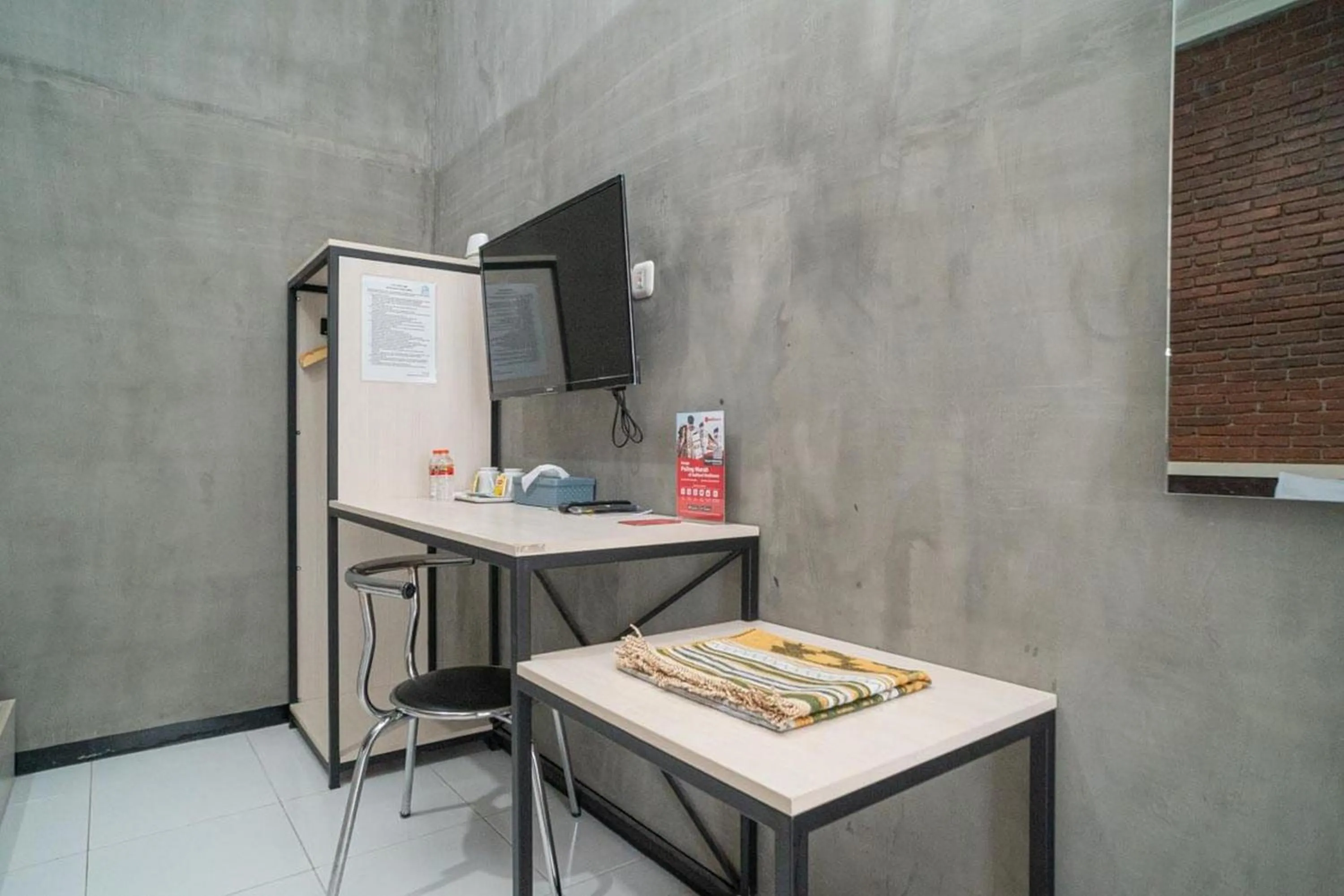 TV and multimedia in RedDoorz Syariah At Mitra Guest House