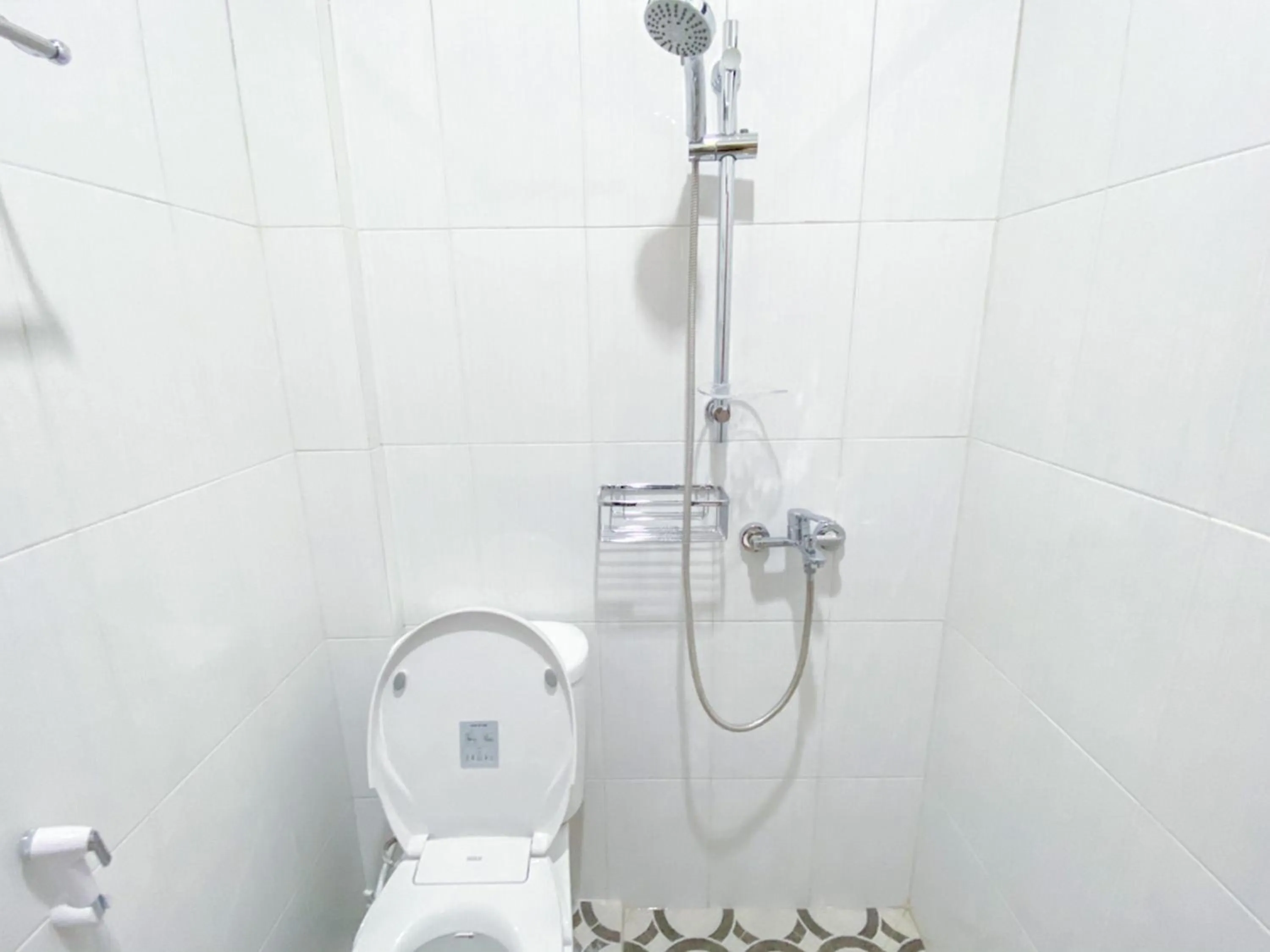 Shower in RedDoorz Syariah At Mitra Guest House