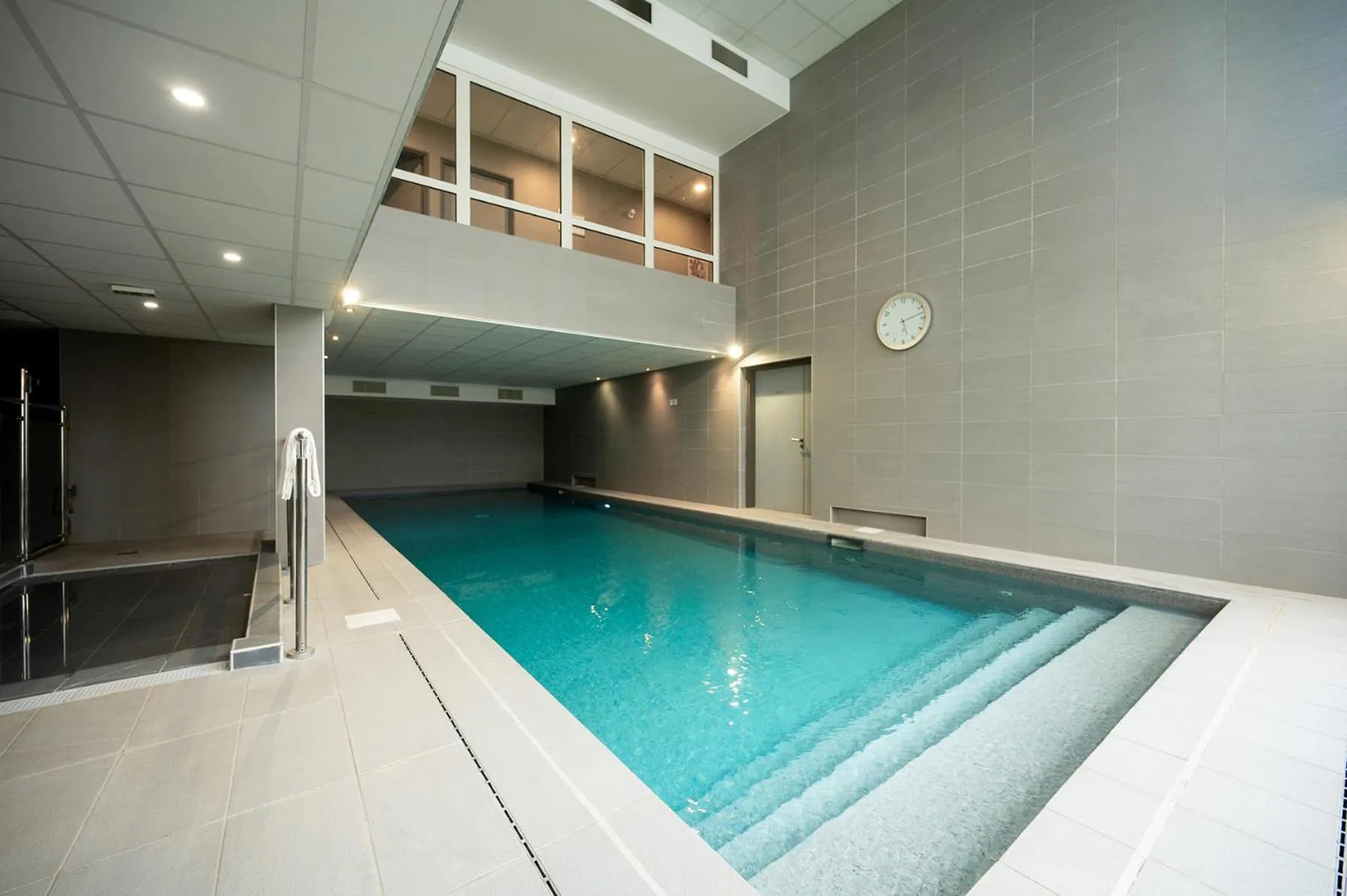 Swimming pool in Nemea Appart Hotel Europe Velizy Villacoublay