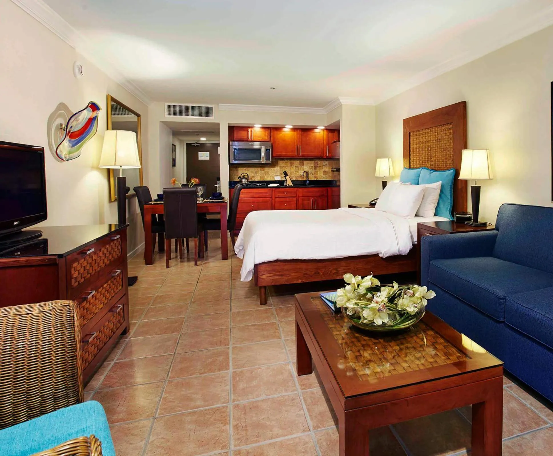 Kitchen or kitchenette, Bed in Divi Aruba Phoenix Beach Resort