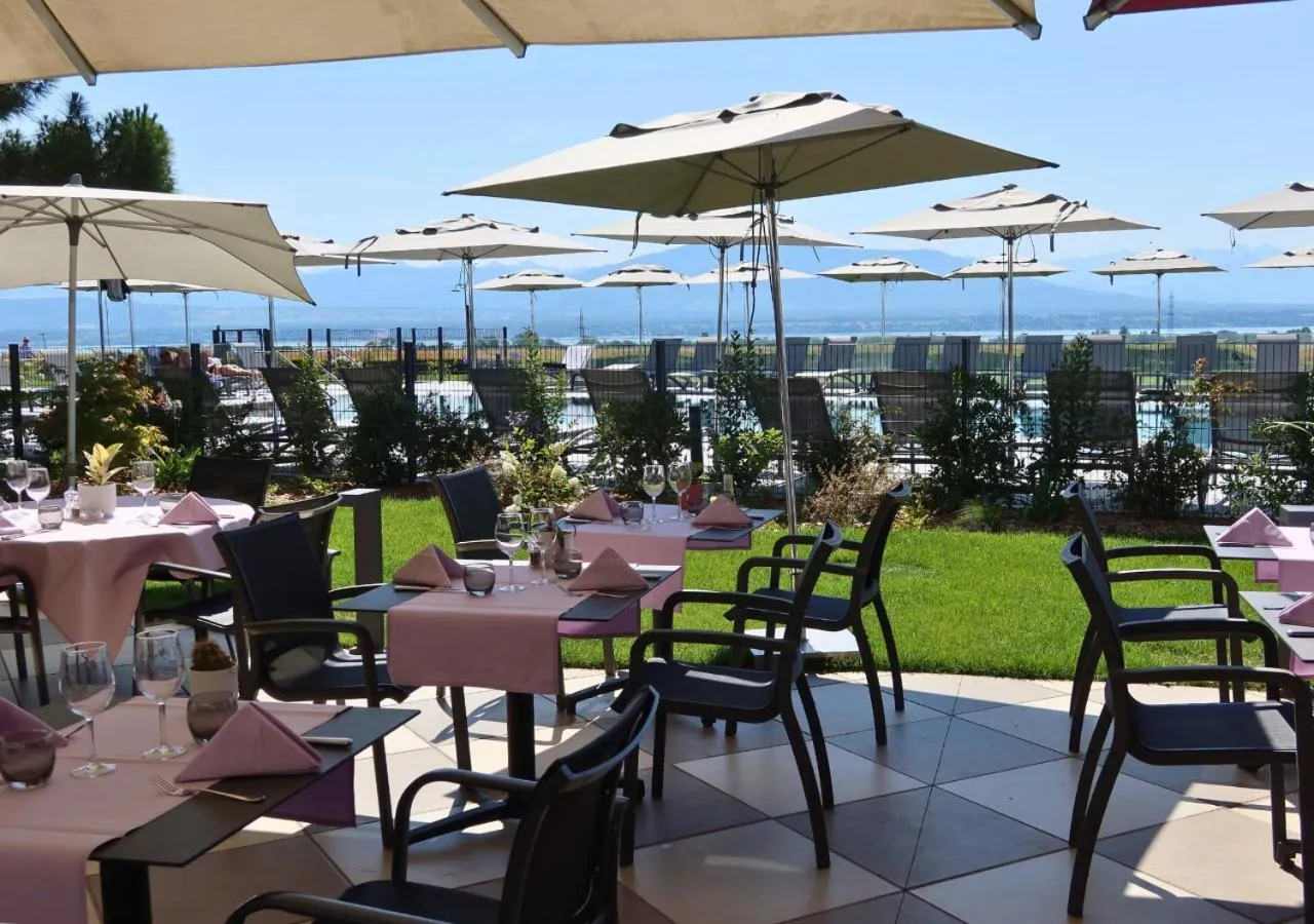 Restaurant/places to eat in Everness Hotel & Resort