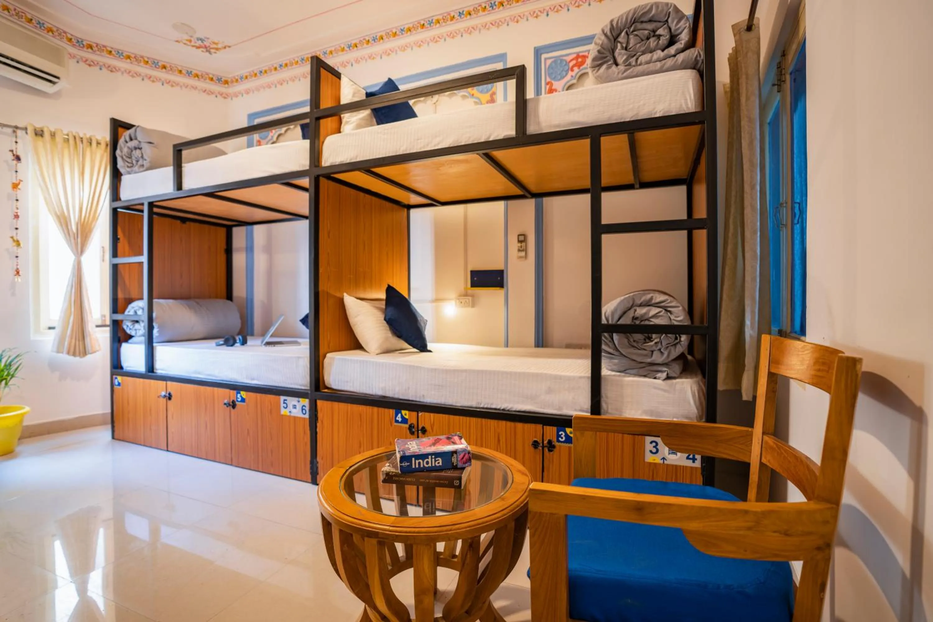 Seating area, Bed in Shalom Backpackers Udaipur