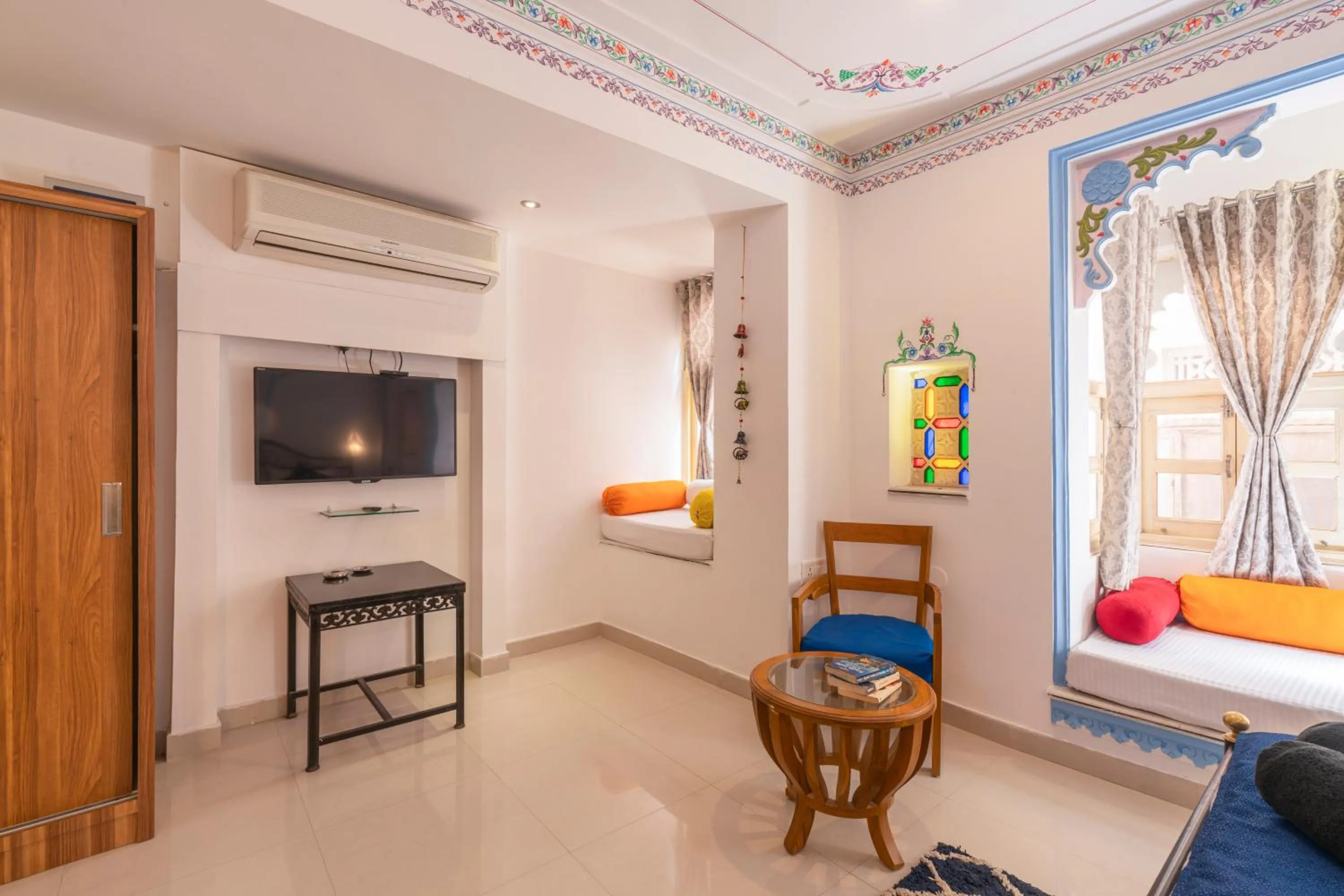 TV and multimedia, Bed in Shalom Backpackers Udaipur