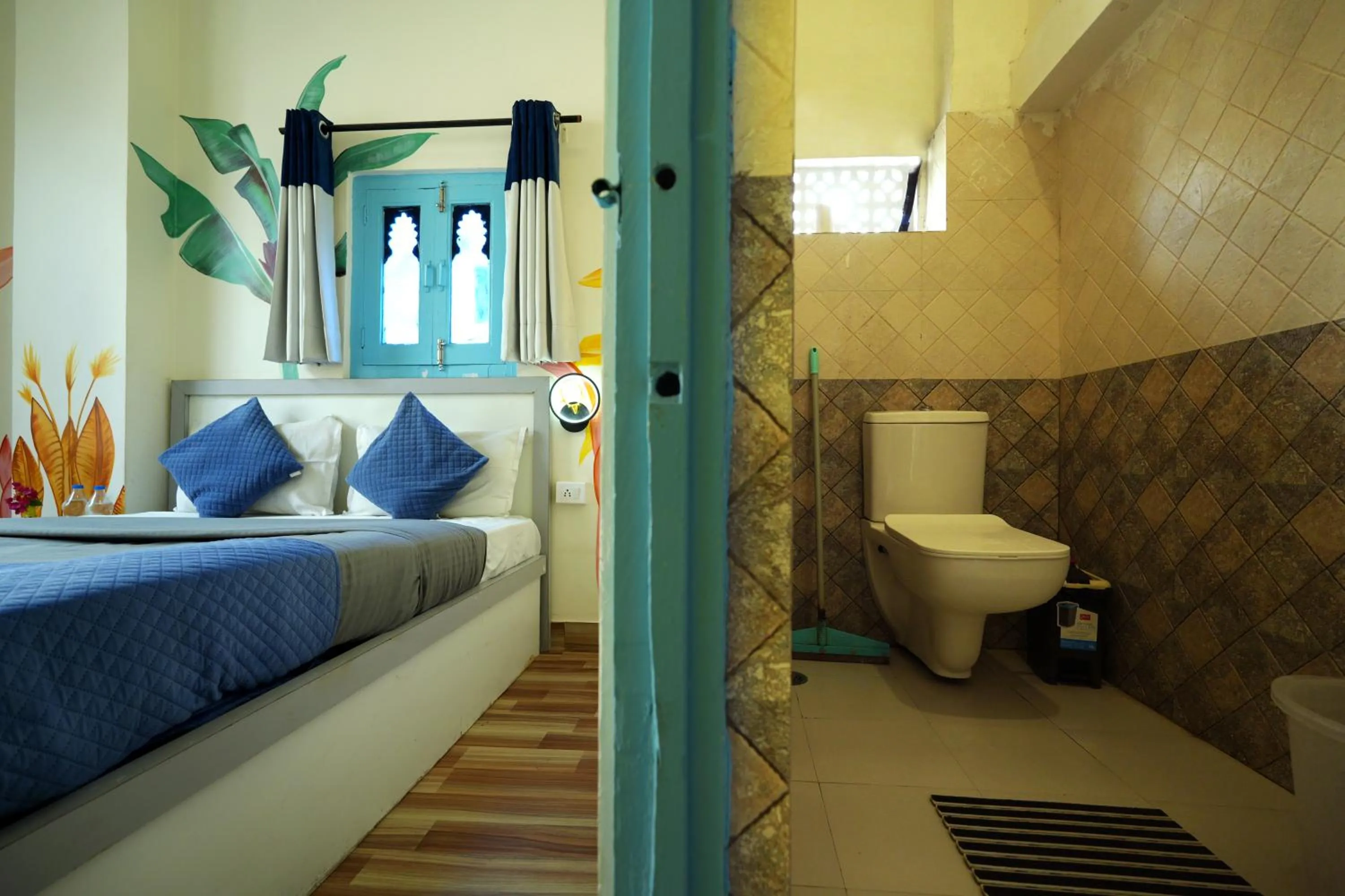 Bathroom, Bed in Shalom Backpackers Udaipur