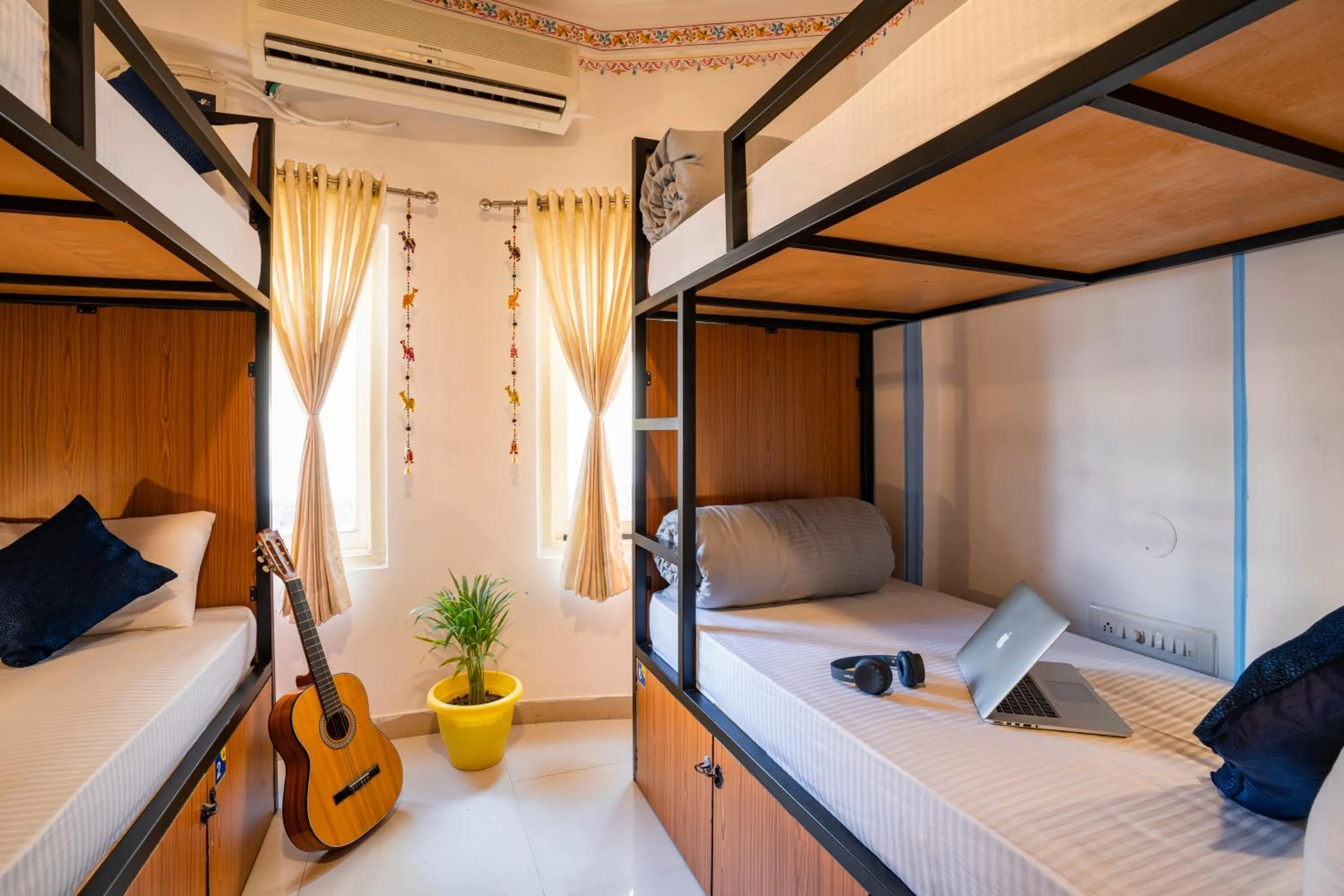 bunk bed, Bed in Shalom Backpackers Udaipur