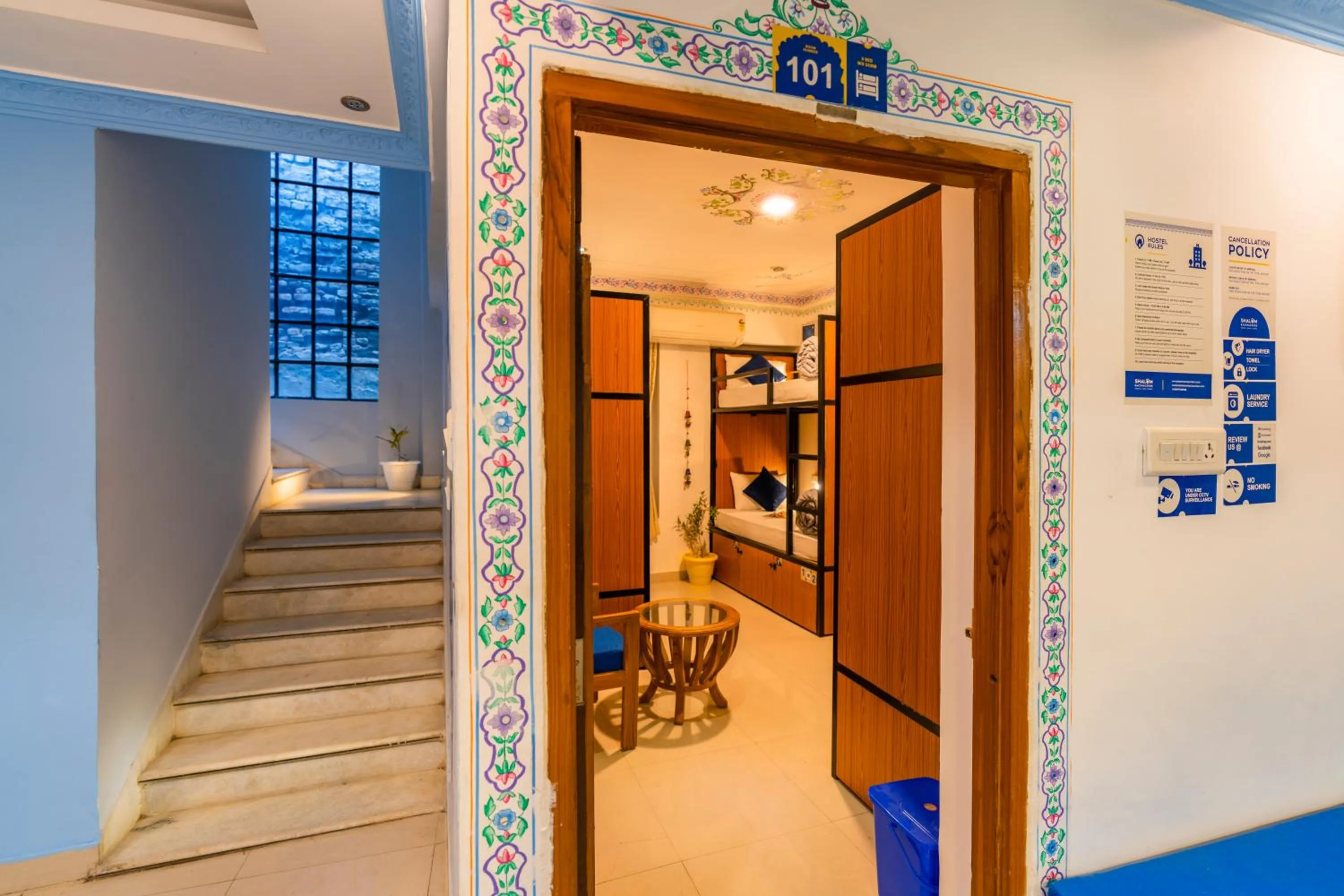 Dining area in Shalom Backpackers Udaipur
