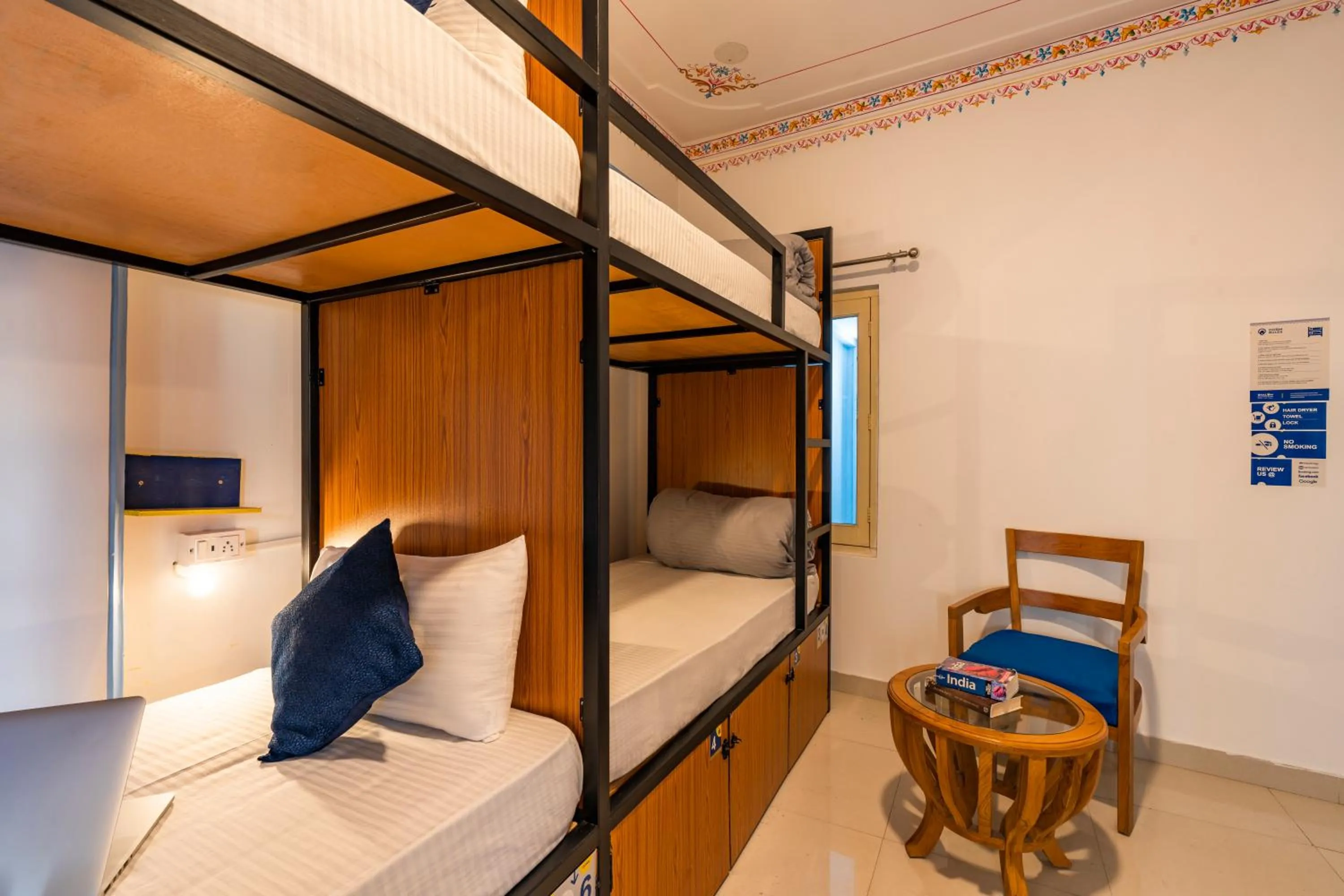bunk bed, Bed in Shalom Backpackers Udaipur