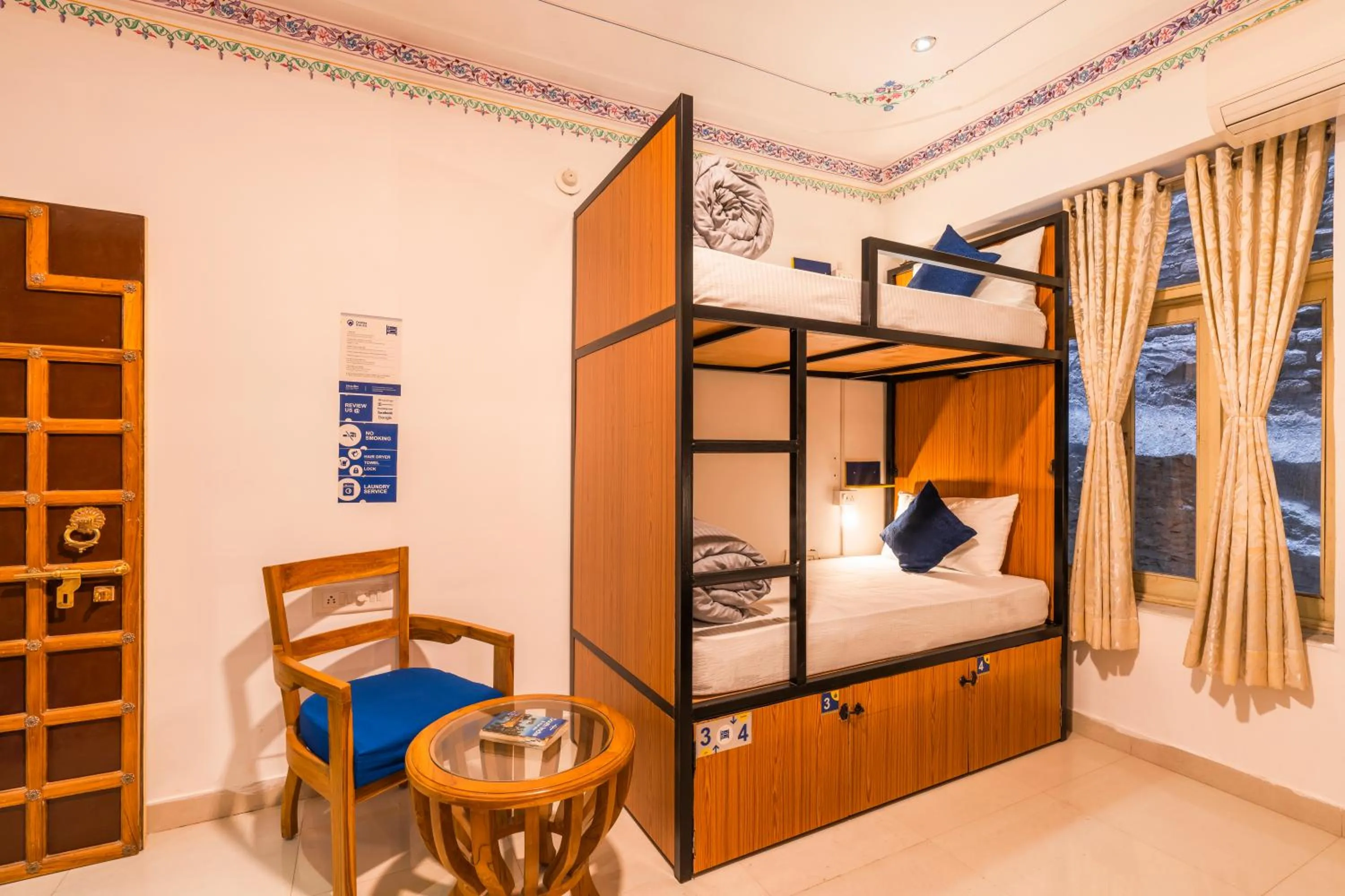 Seating area, Bed in Shalom Backpackers Udaipur