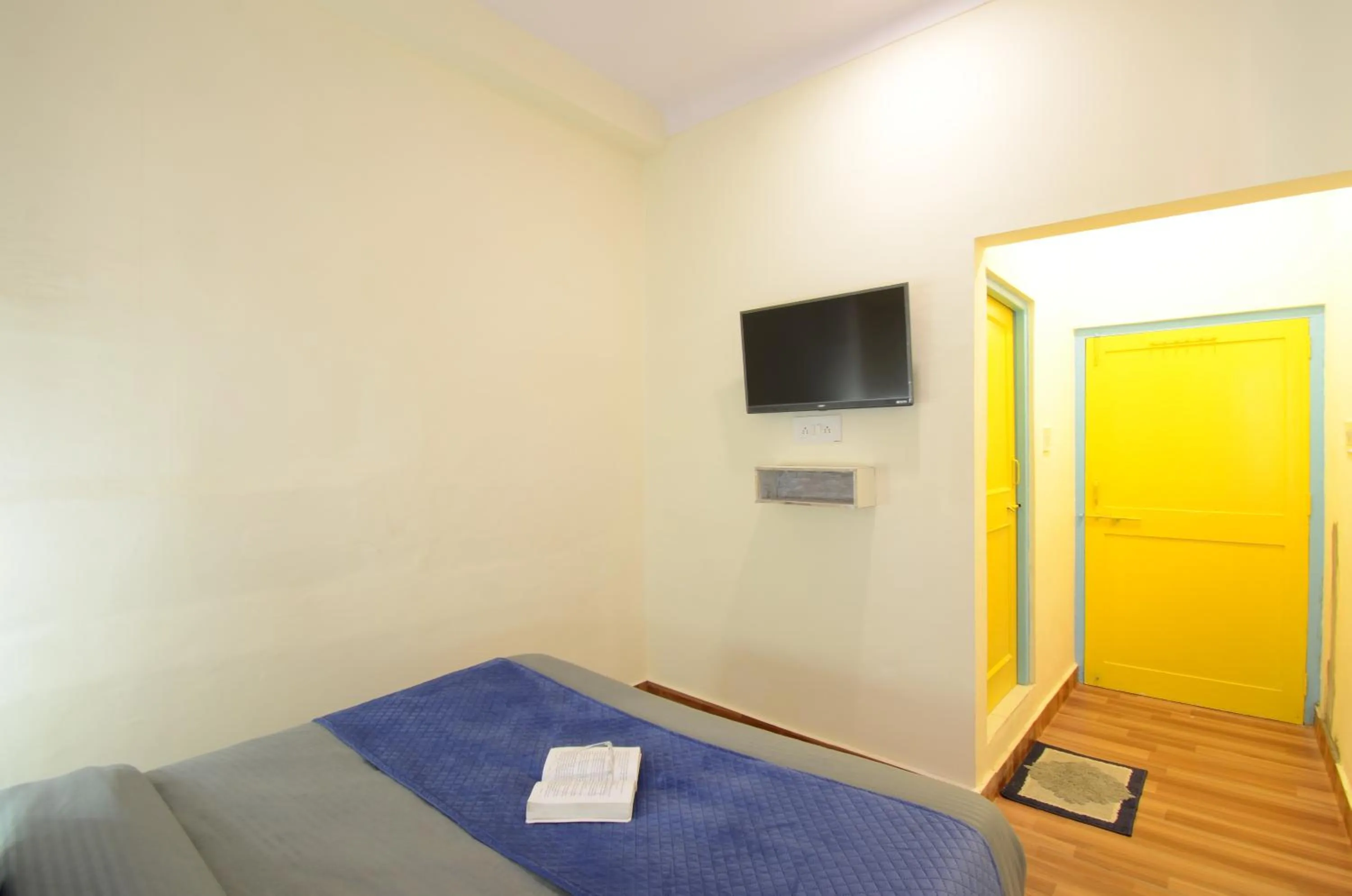 TV and multimedia, Bed in Shalom Backpackers Udaipur