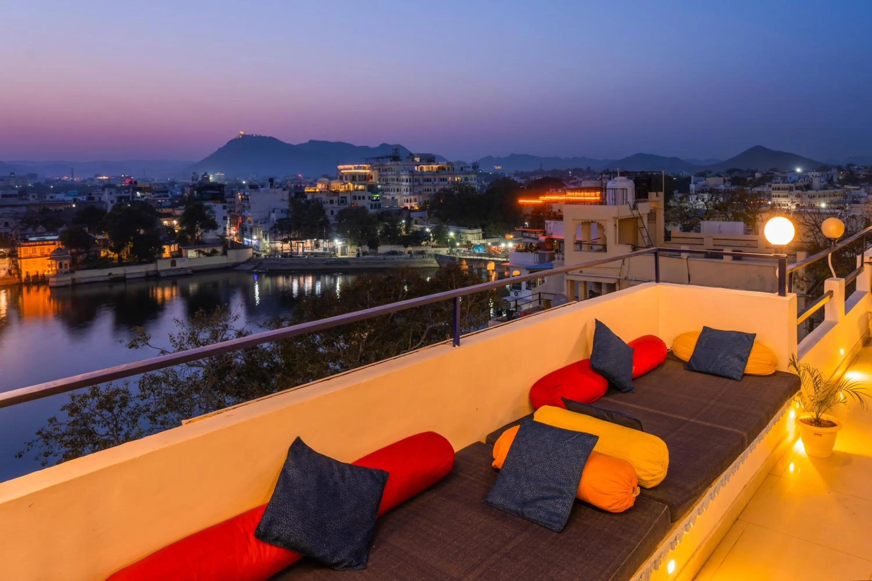 Night in Shalom Backpackers Udaipur