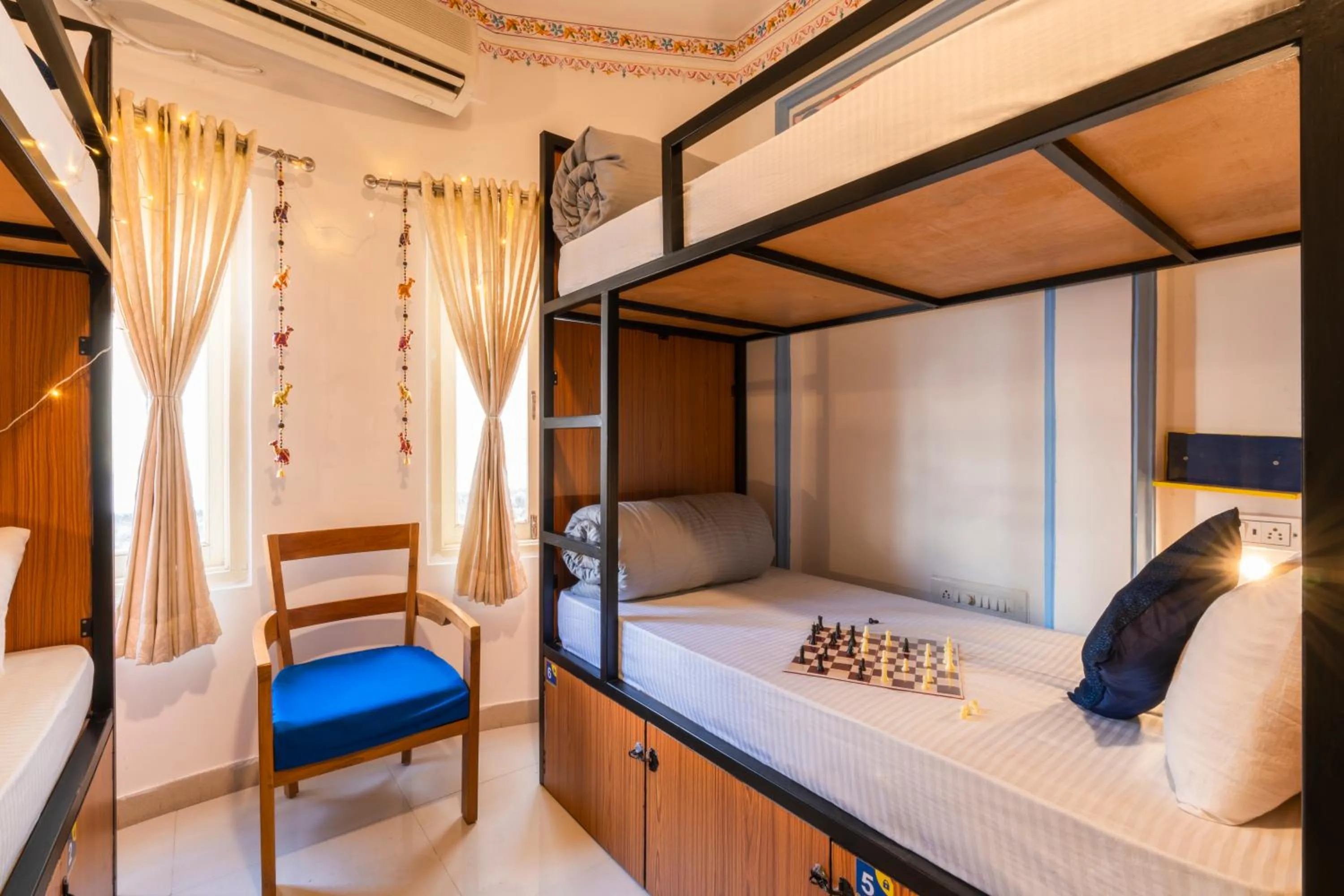 bunk bed, Bed in Shalom Backpackers Udaipur