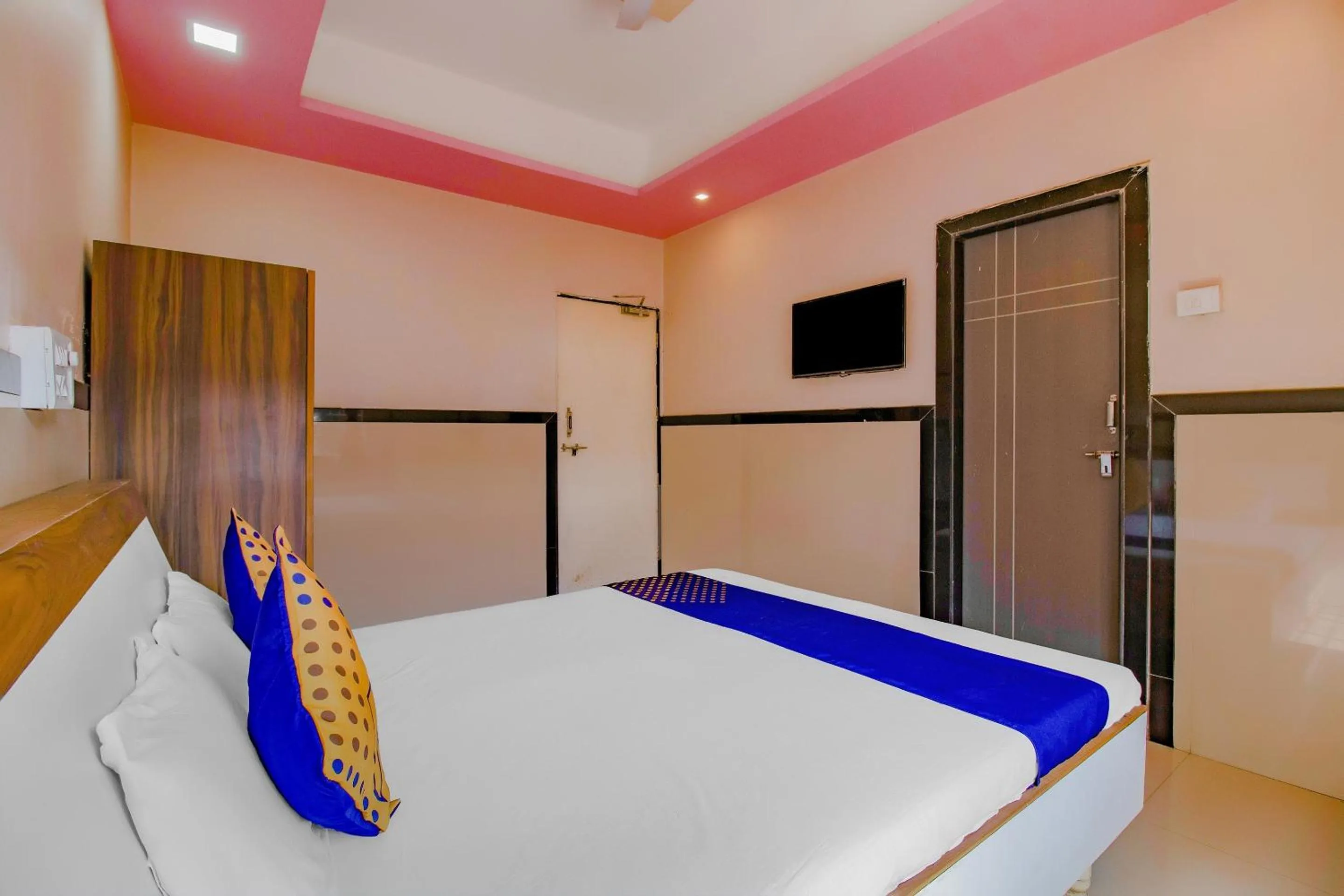 Bedroom, Bed in SPOT ON Indirasagar Executive