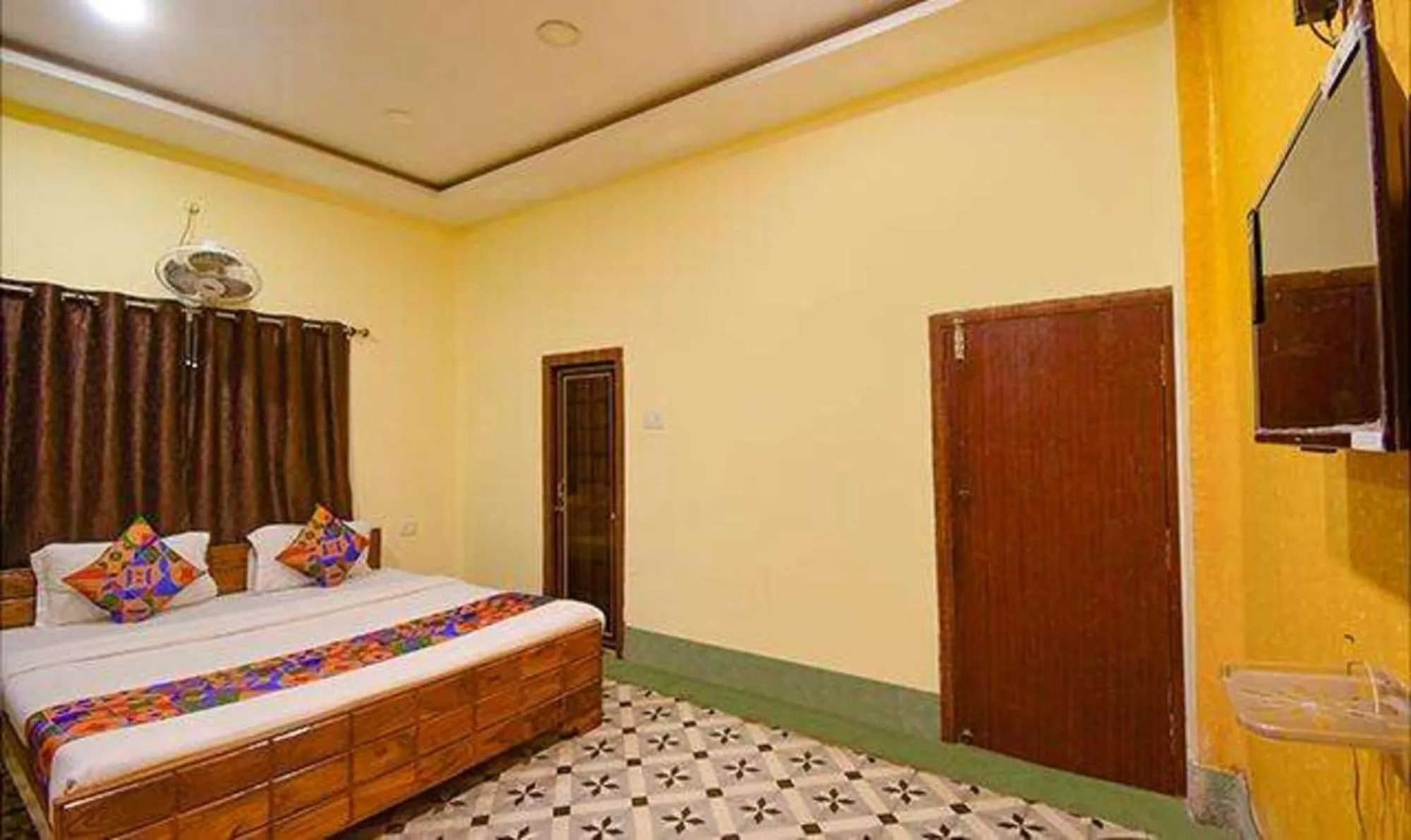 Bed in FabHotel Golden Imperial - Nr Gariyahat Market