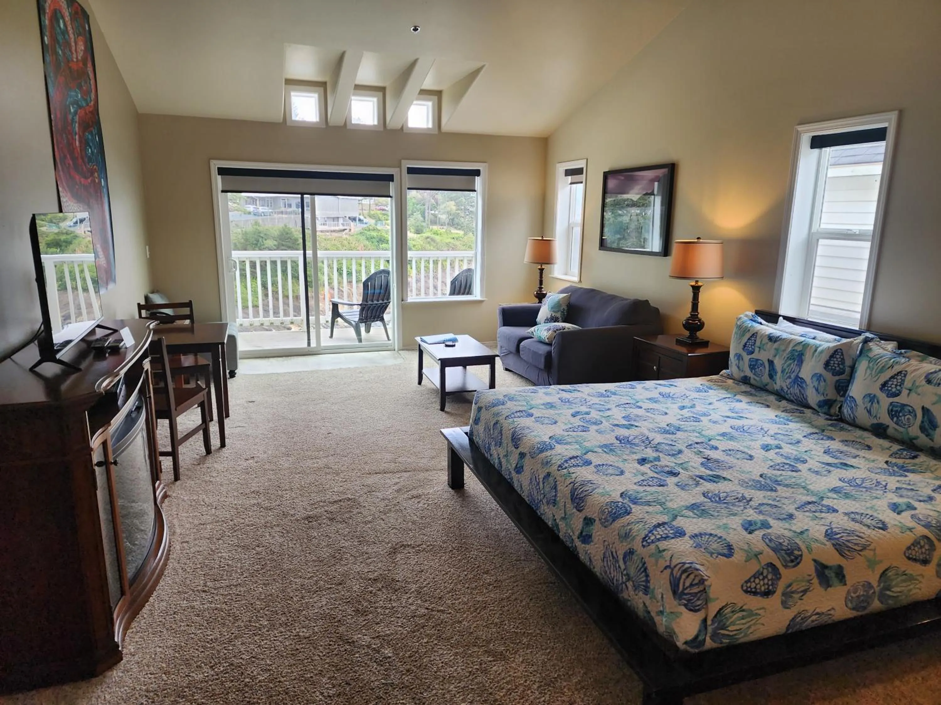 Bed in Inn at Arch Rock