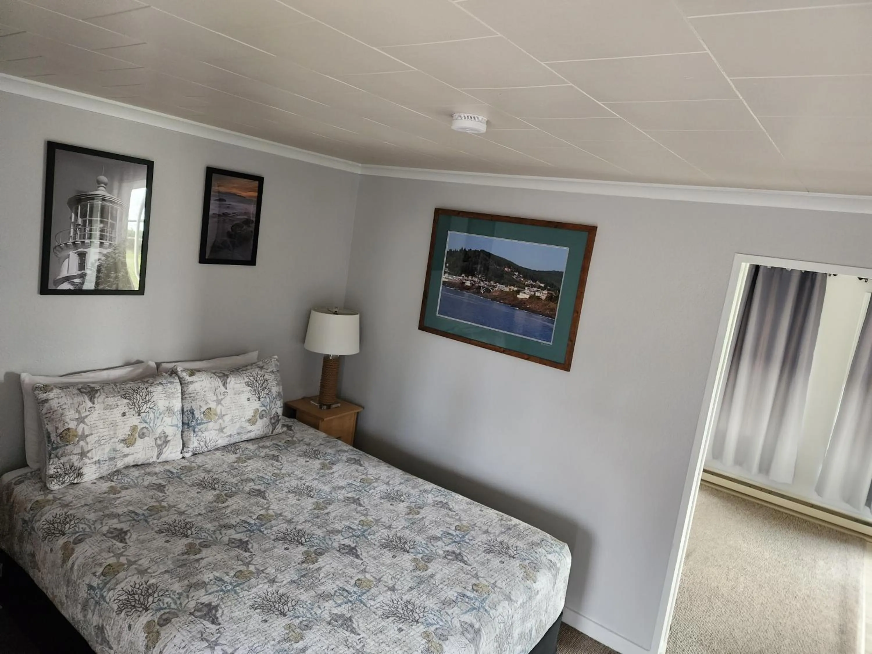 Bed in Inn at Arch Rock