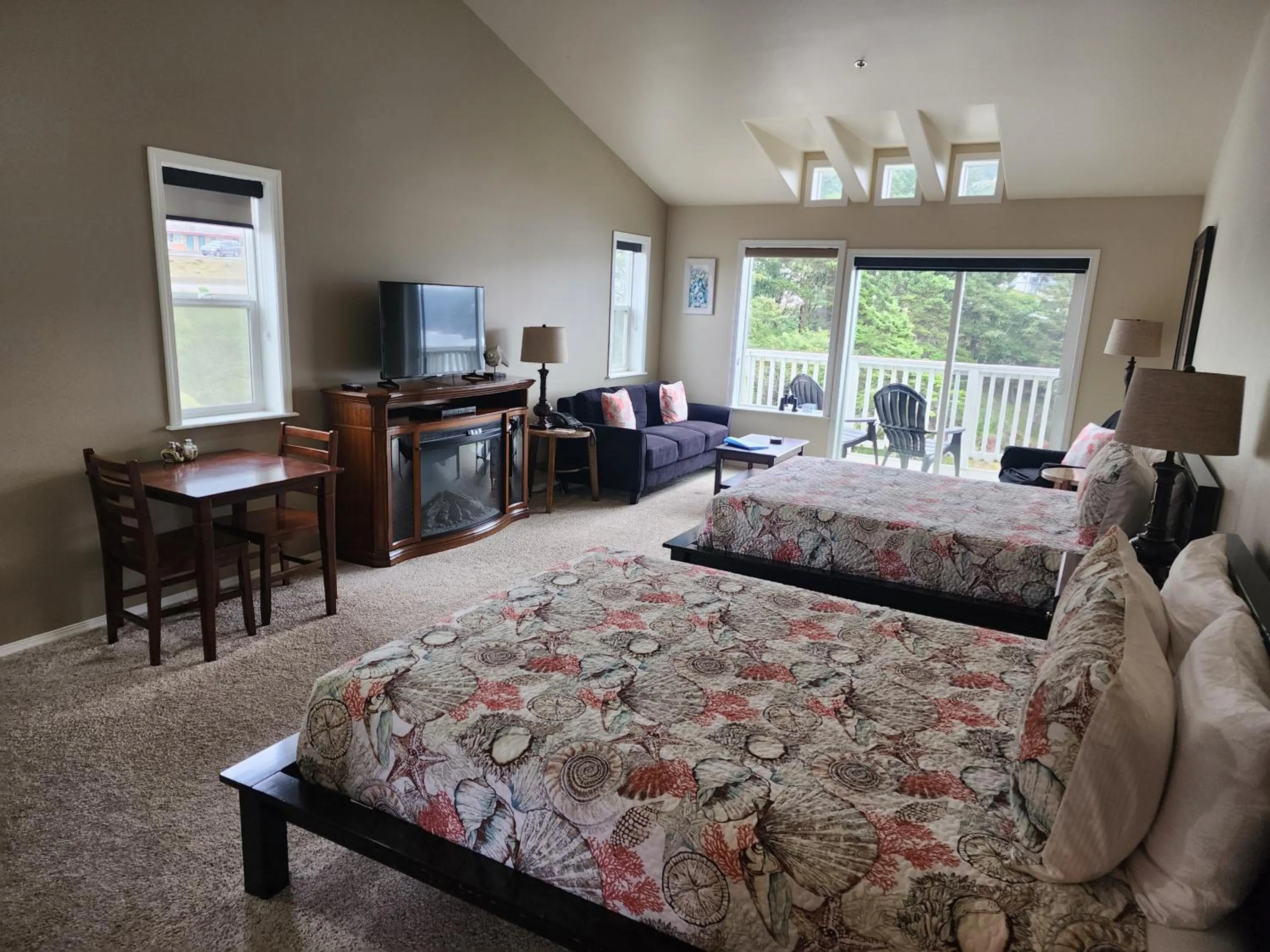 Bed in Inn at Arch Rock