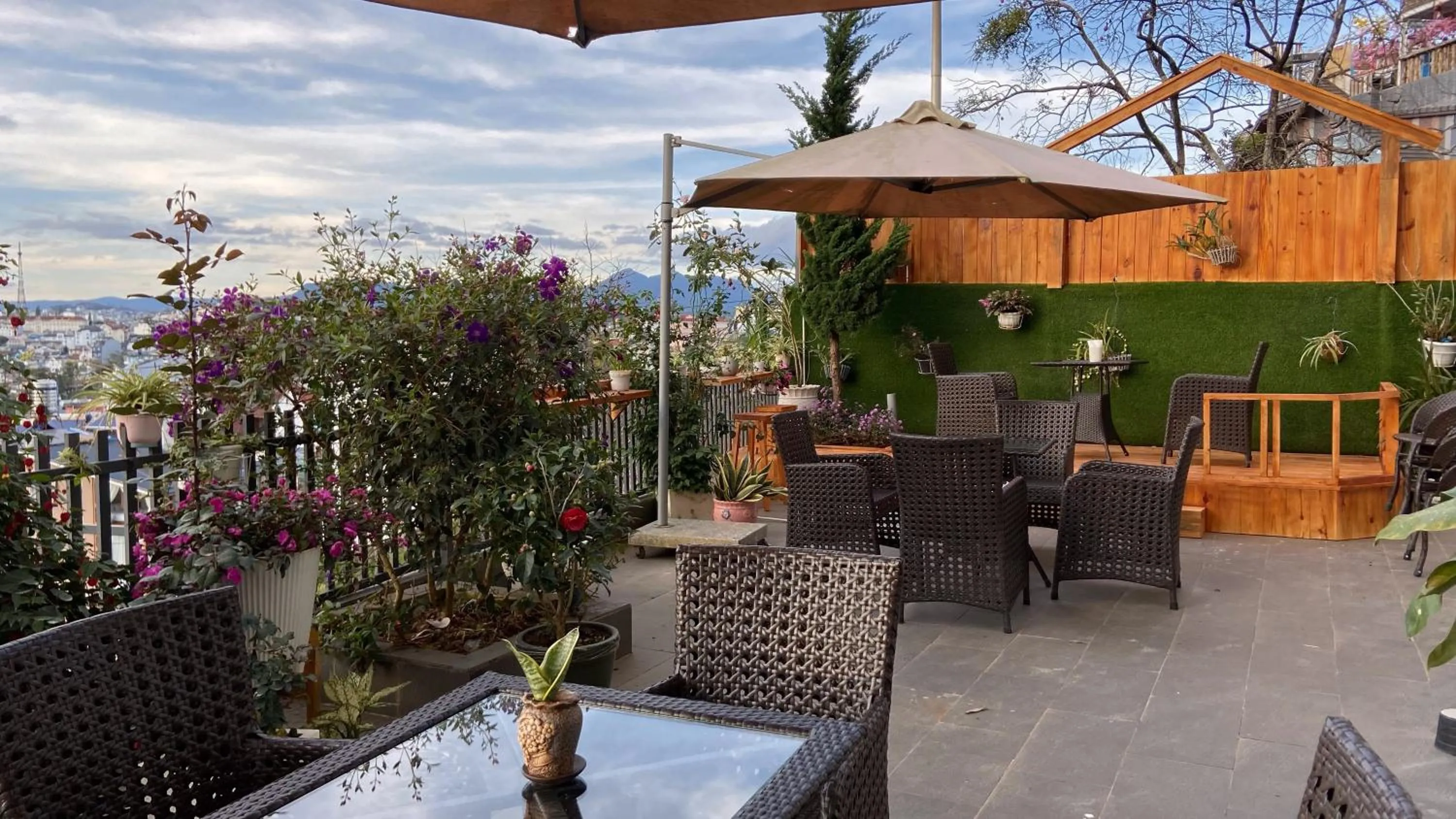 Restaurant/places to eat in La Pense'e Hotel - Dalat