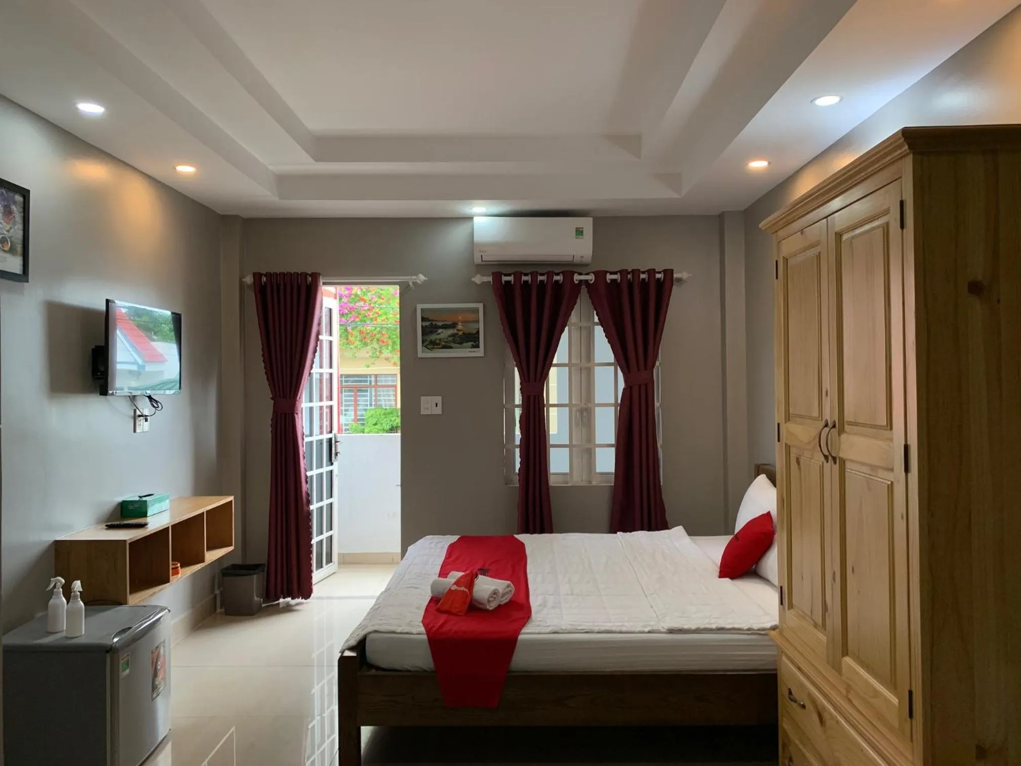 View (from property/room), Bed in Bờ Sông Hotel