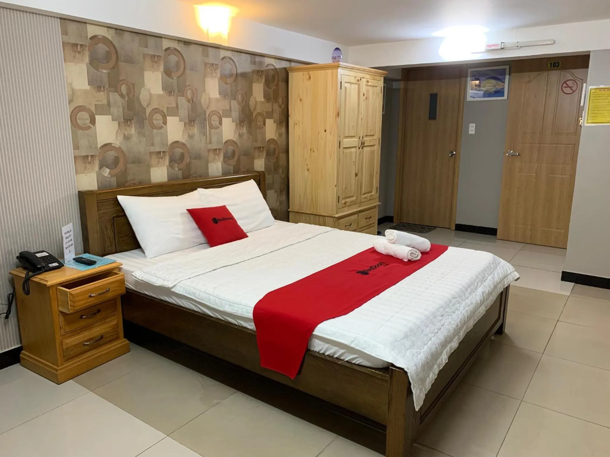 View (from property/room), Bed in Bờ Sông Hotel