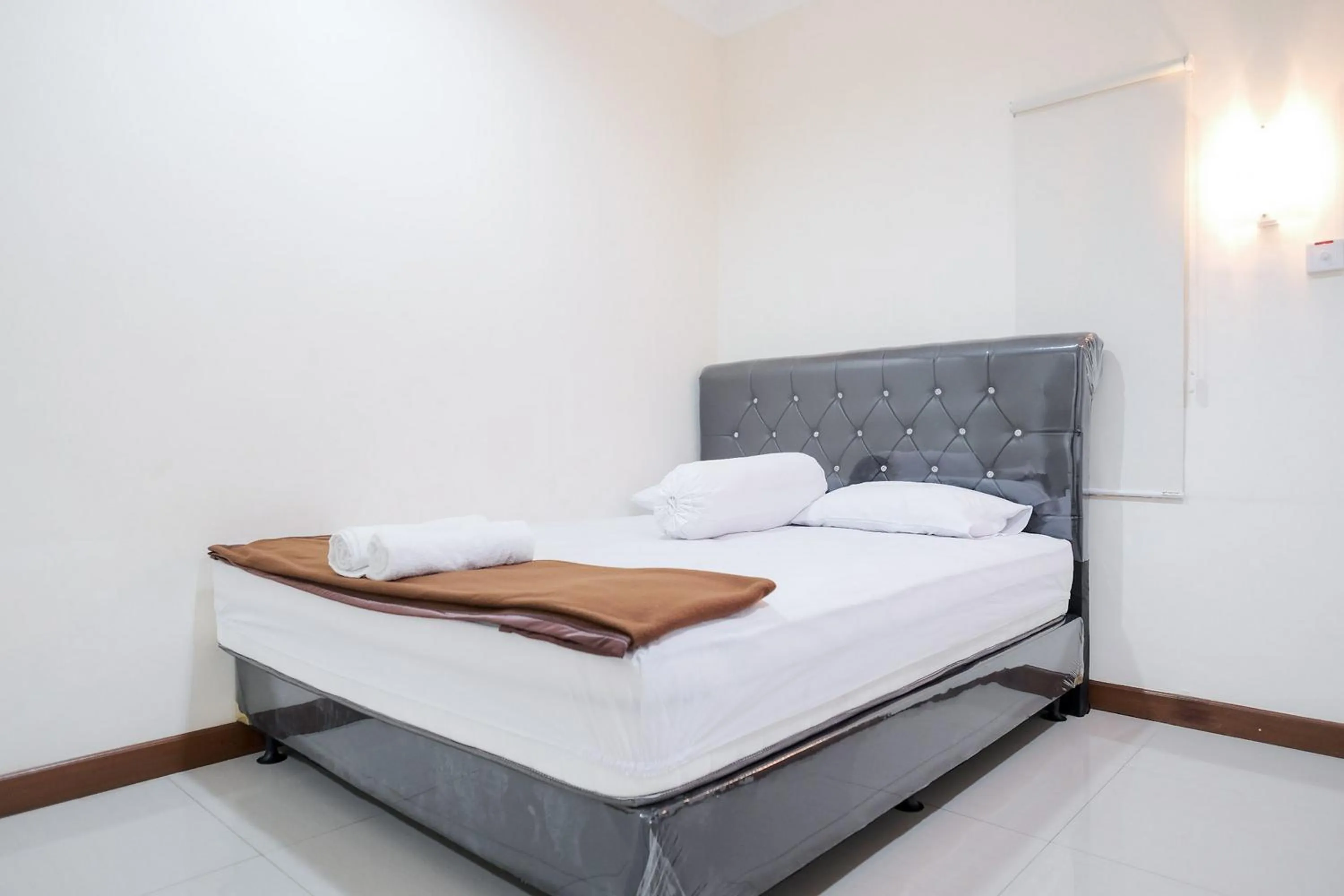 Bed in wisma delapan Mitra RedDoorz