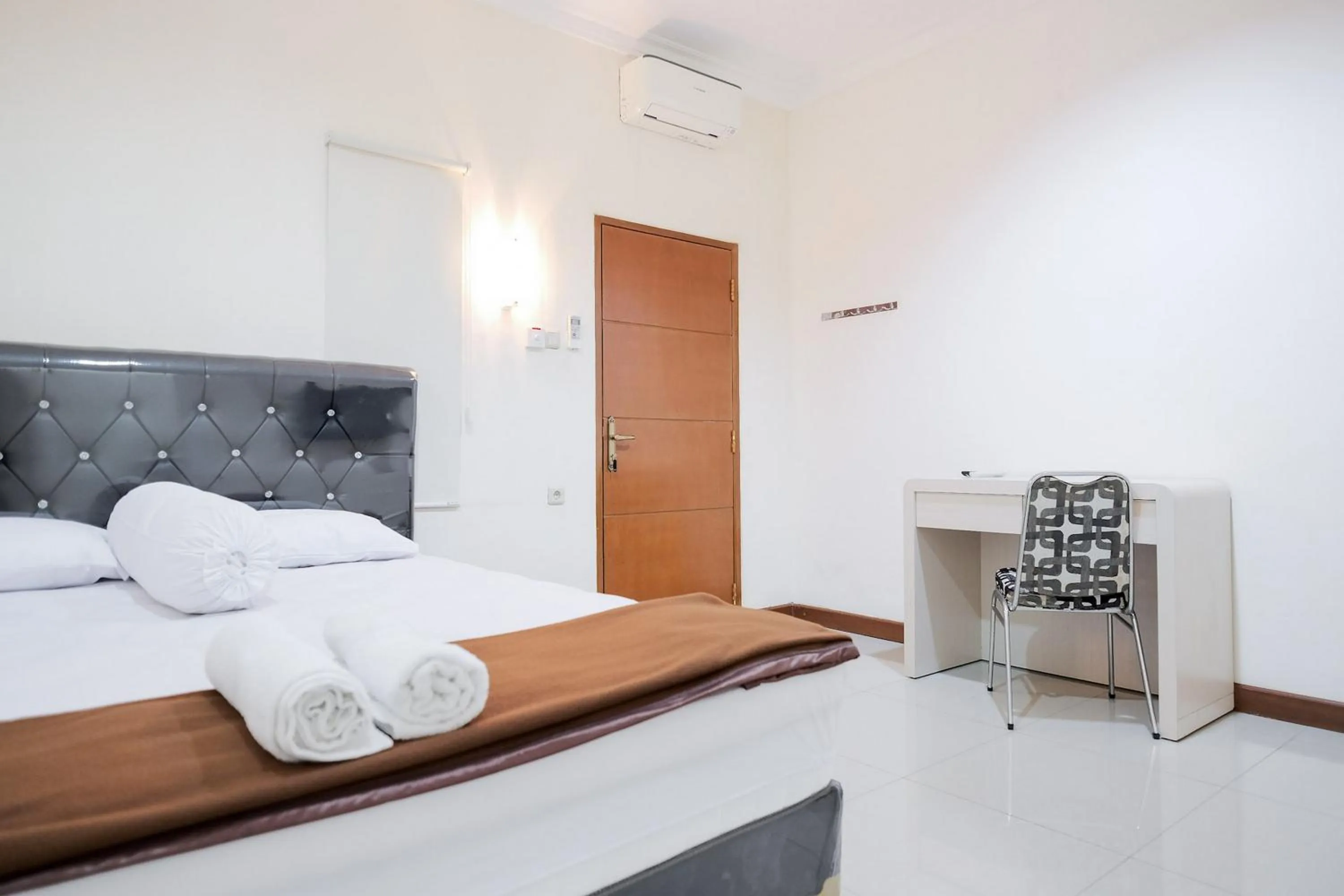 Bed in wisma delapan Mitra RedDoorz