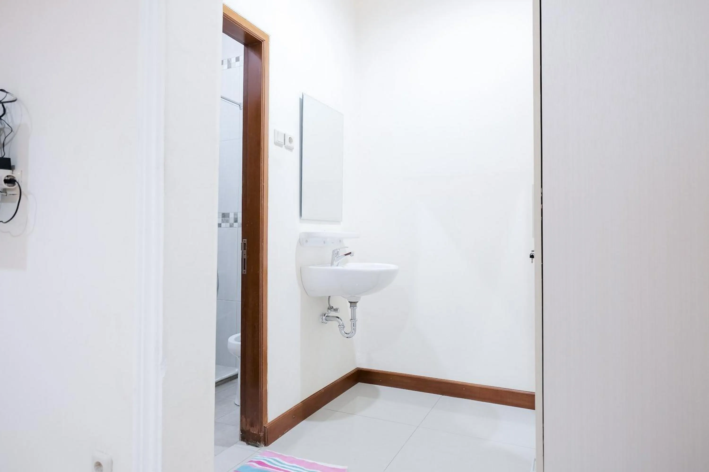 Bathroom in wisma delapan Mitra RedDoorz