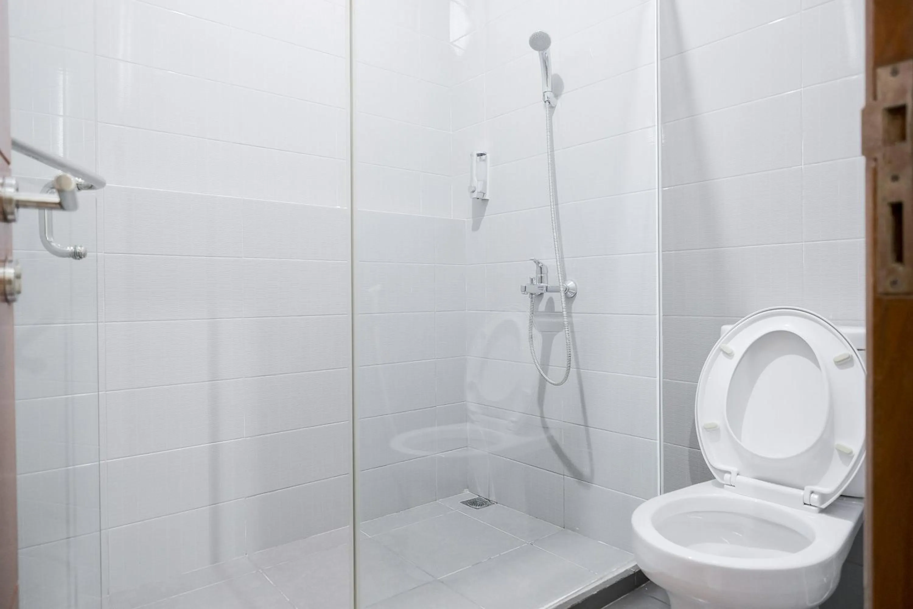 Bathroom in wisma delapan Mitra RedDoorz