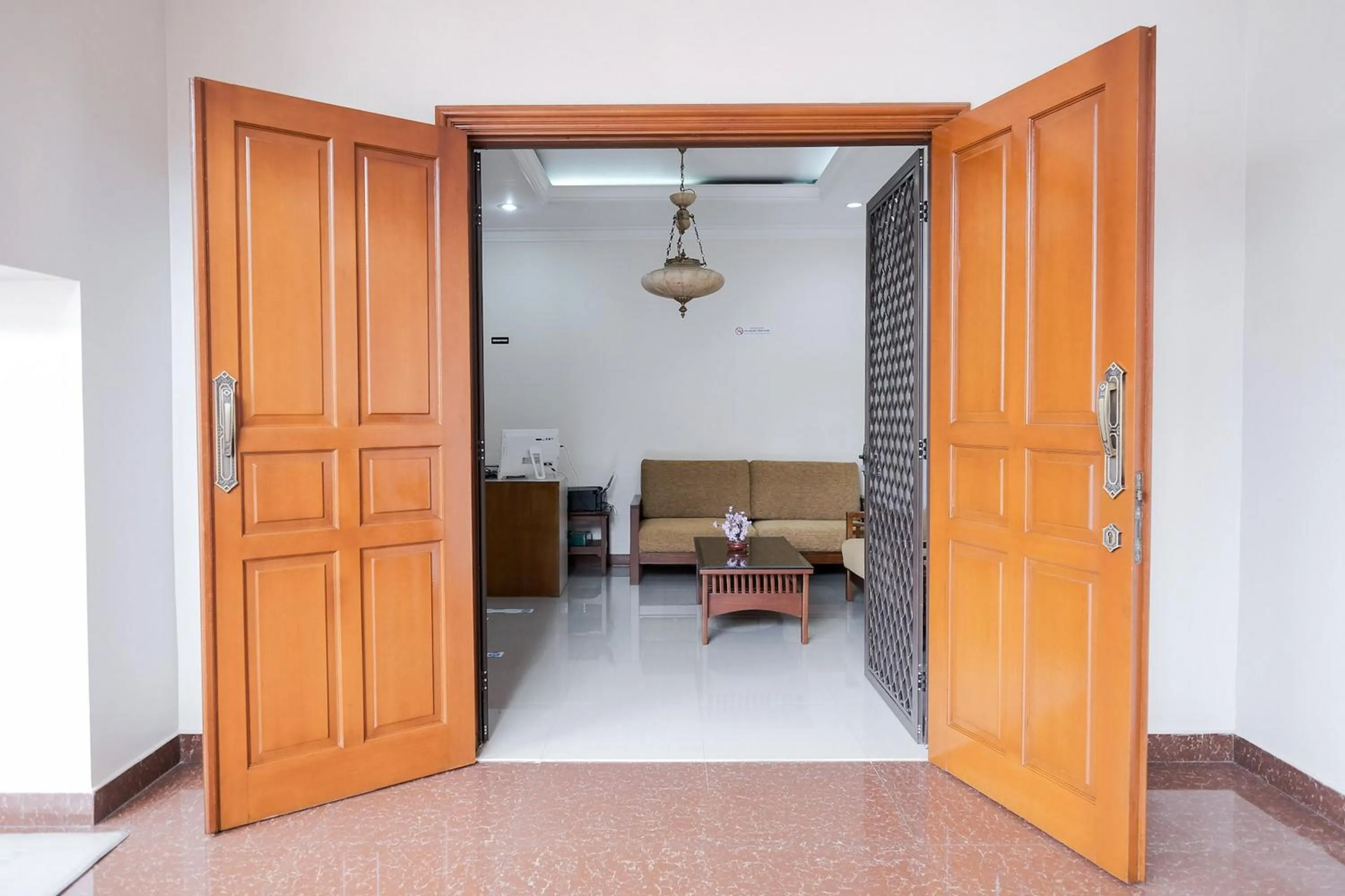 Facade/entrance in wisma delapan Mitra RedDoorz