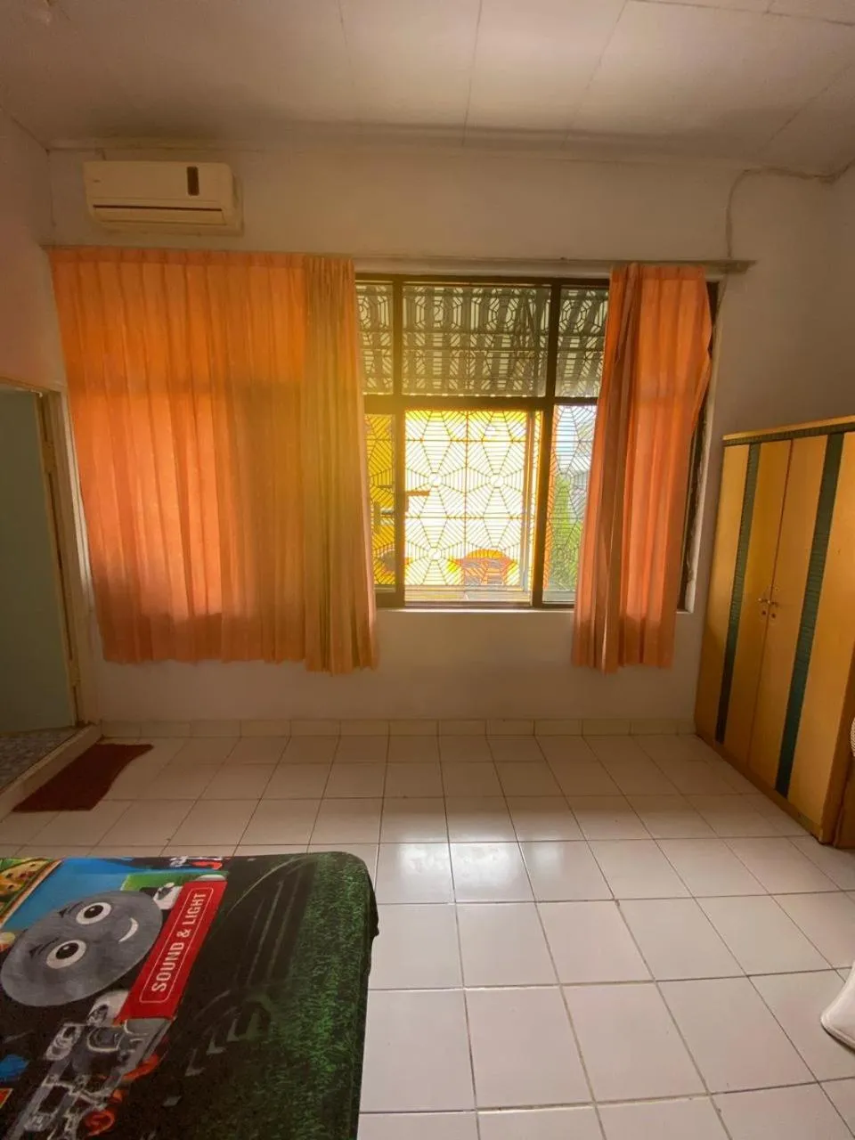 Photo of the whole room in Bulusaraung Homestay Makassar