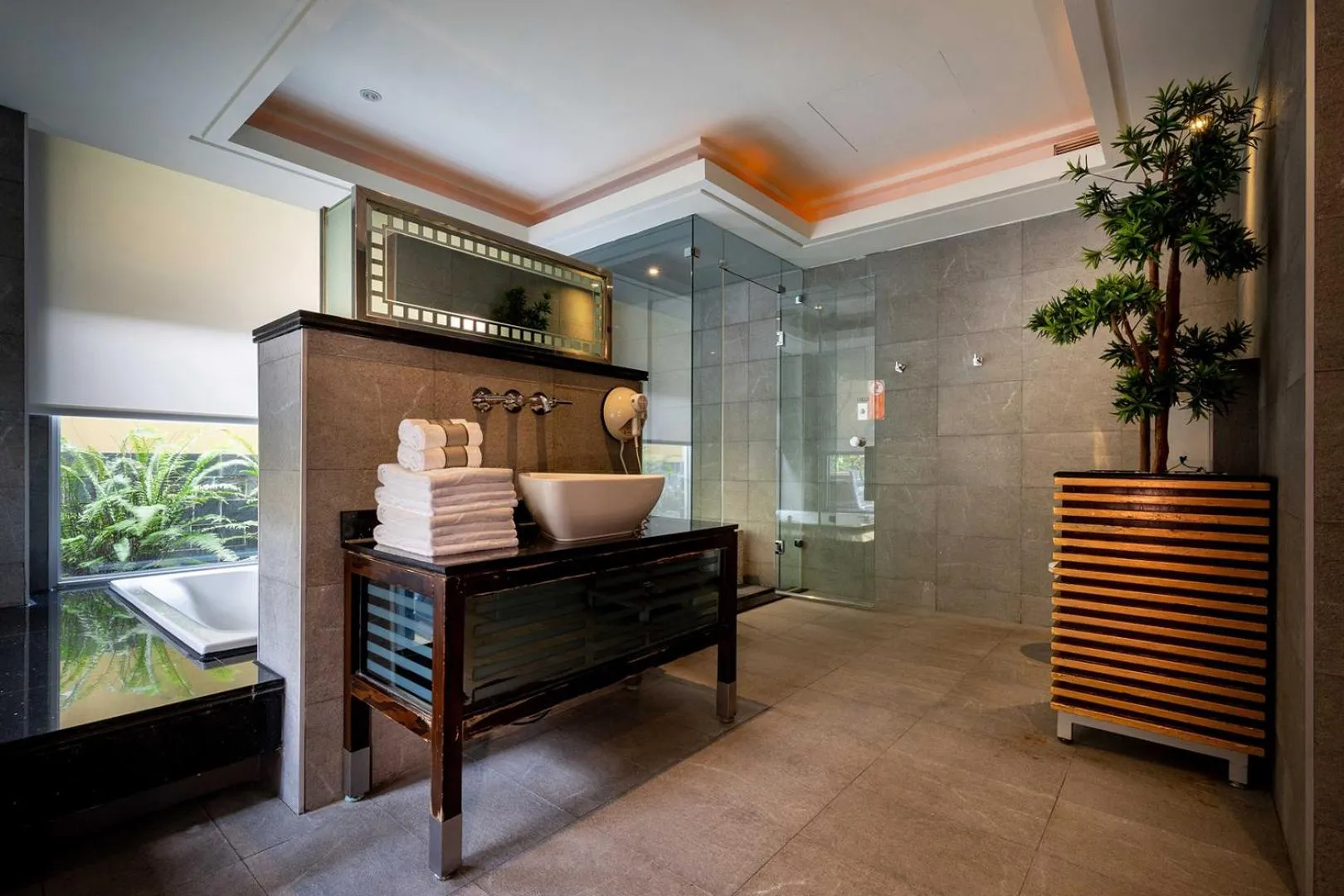 Hot Tub in In-stone Motel