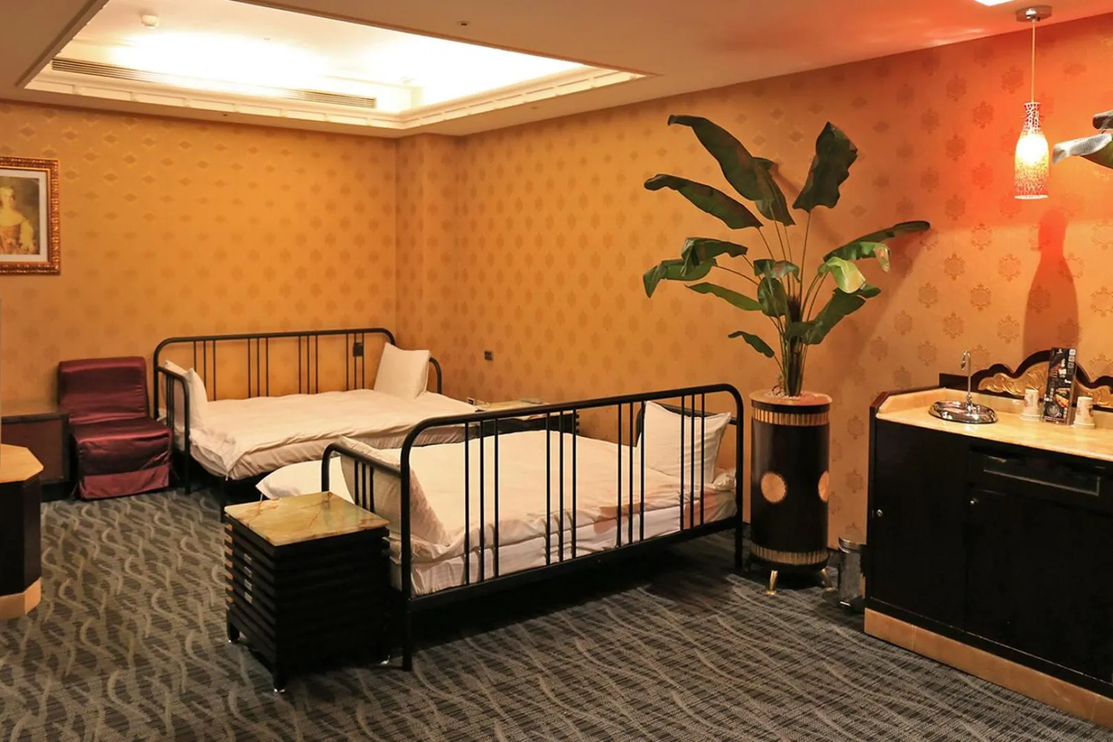 Photo of the whole room, Bed in In-stone Motel