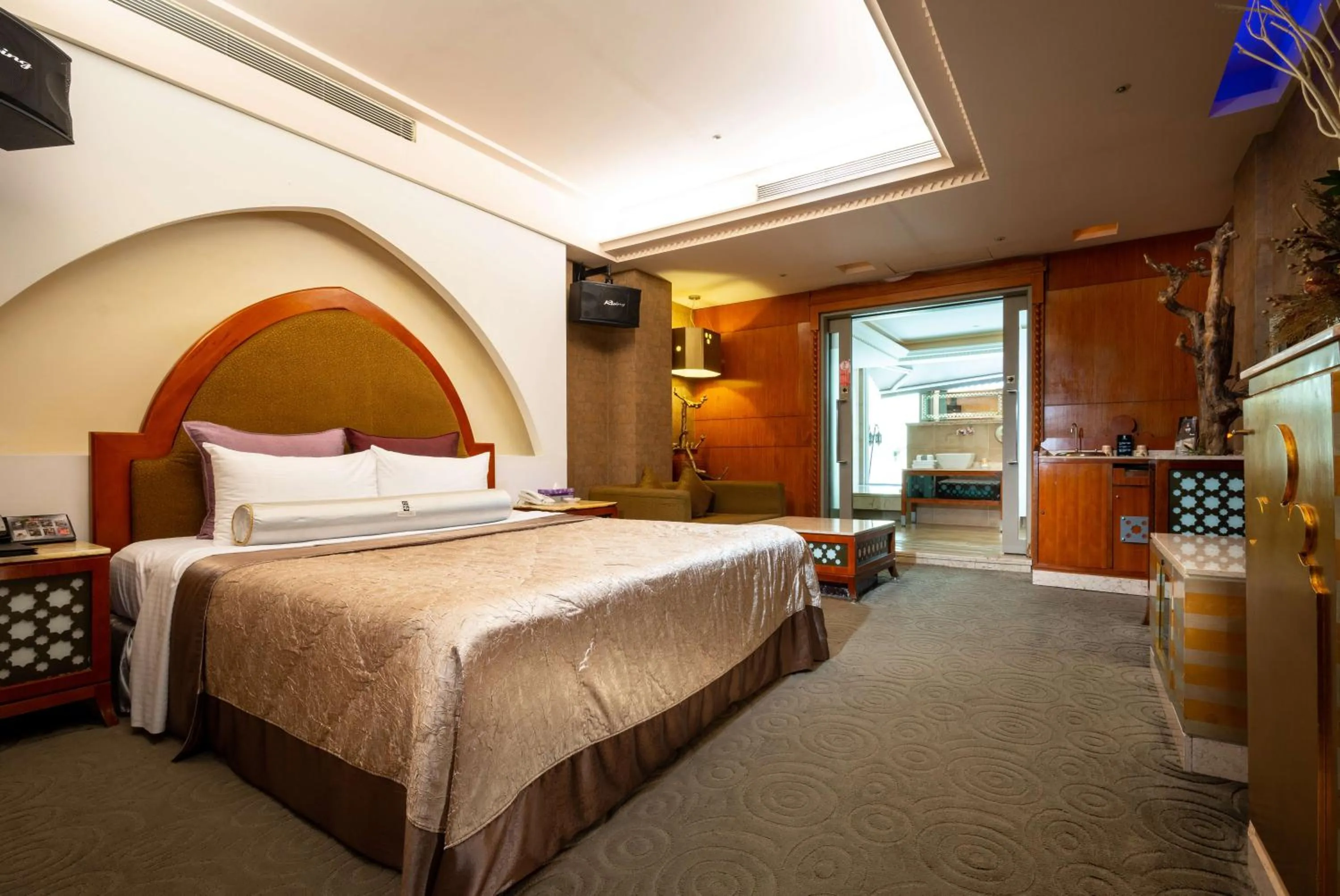 Photo of the whole room, Bed in In-stone Motel