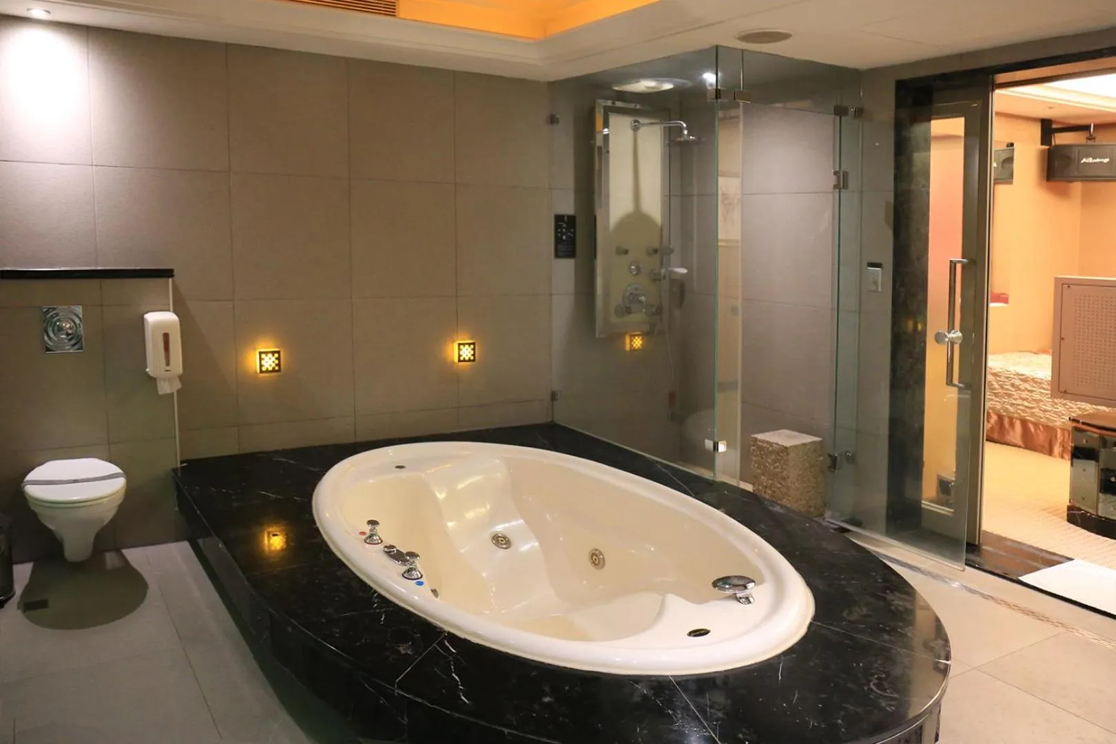 Hot Tub in In-stone Motel