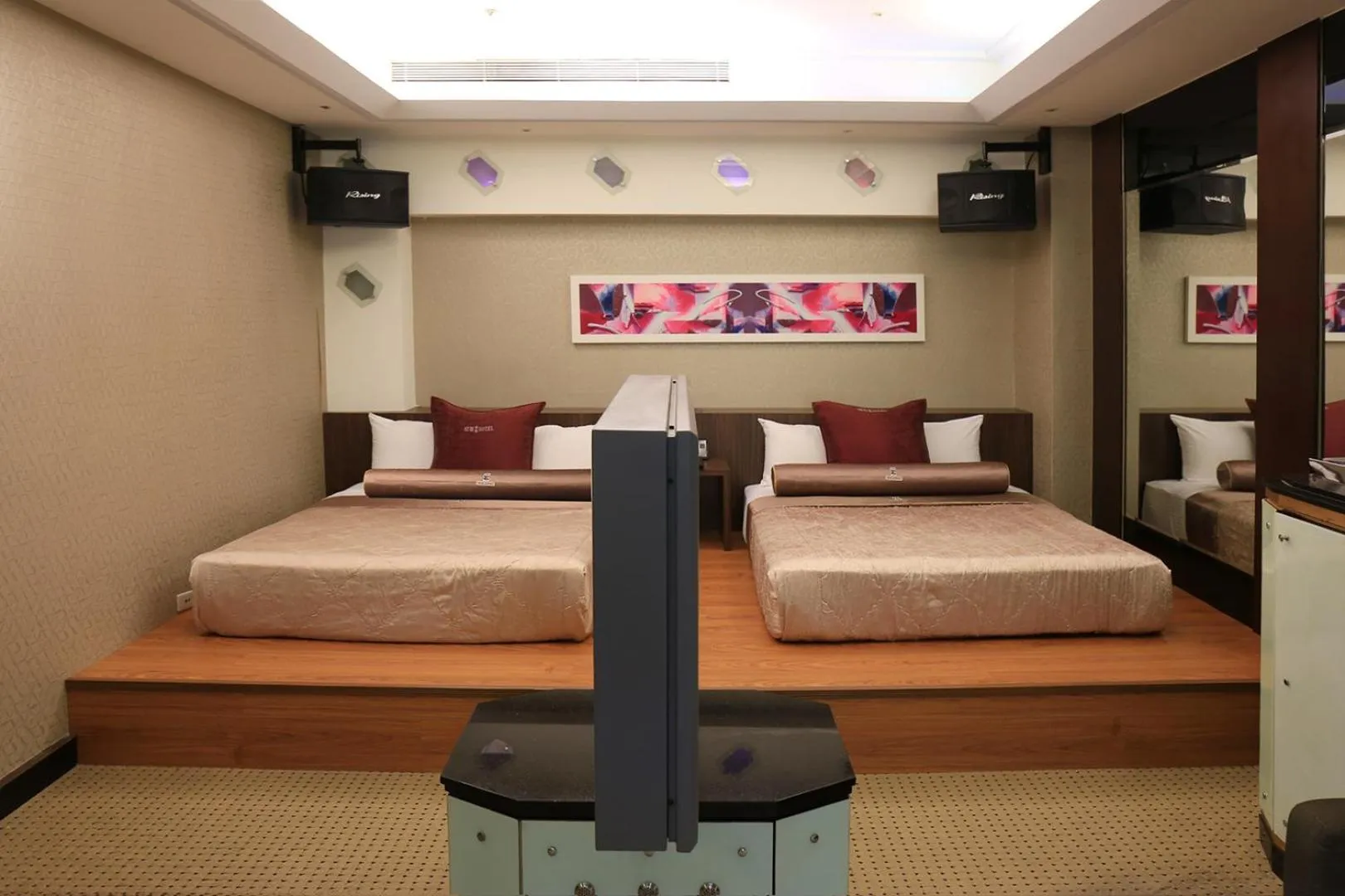 Photo of the whole room, Bed in In-stone Motel