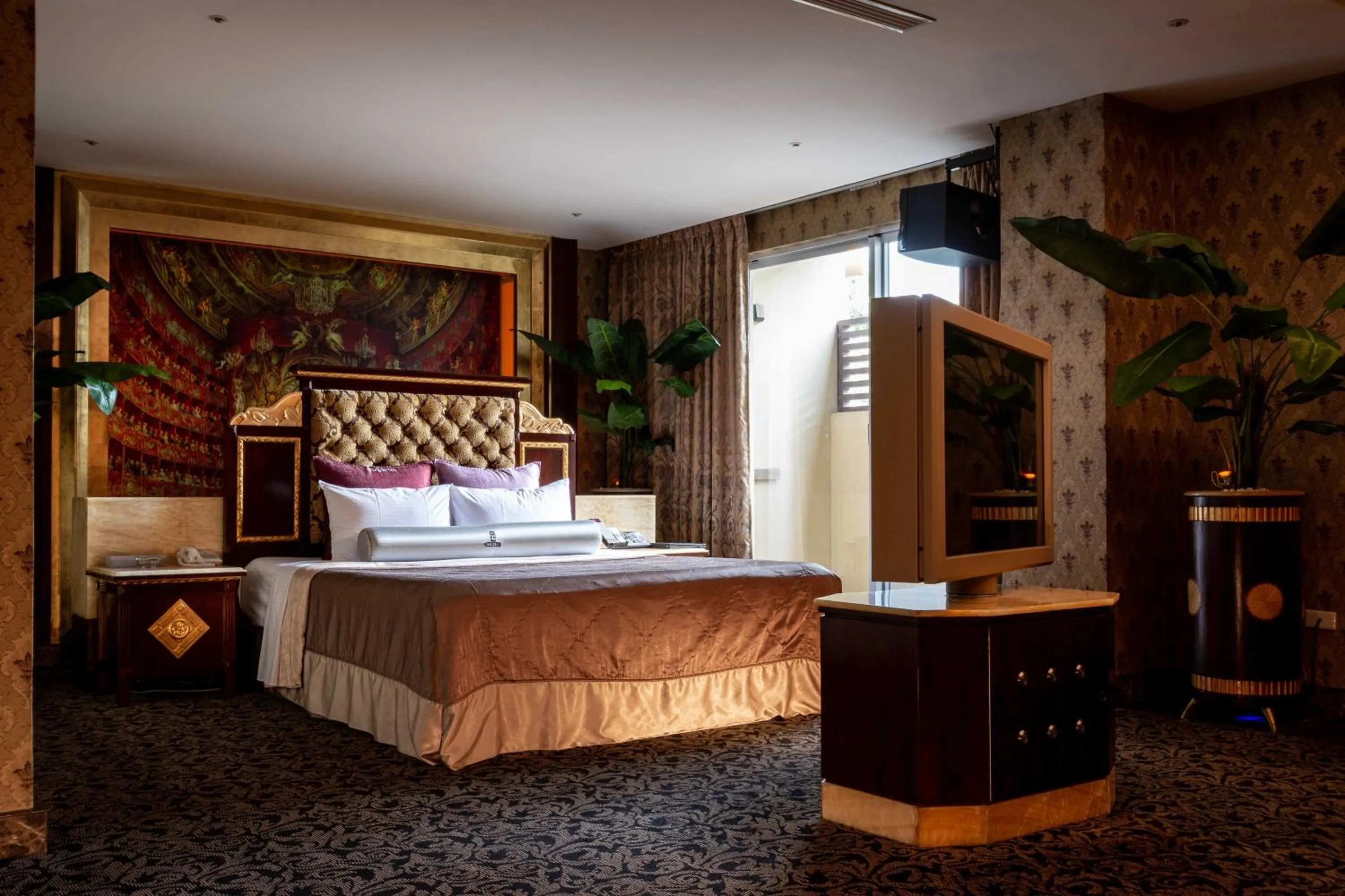 Photo of the whole room, Bed in In-stone Motel