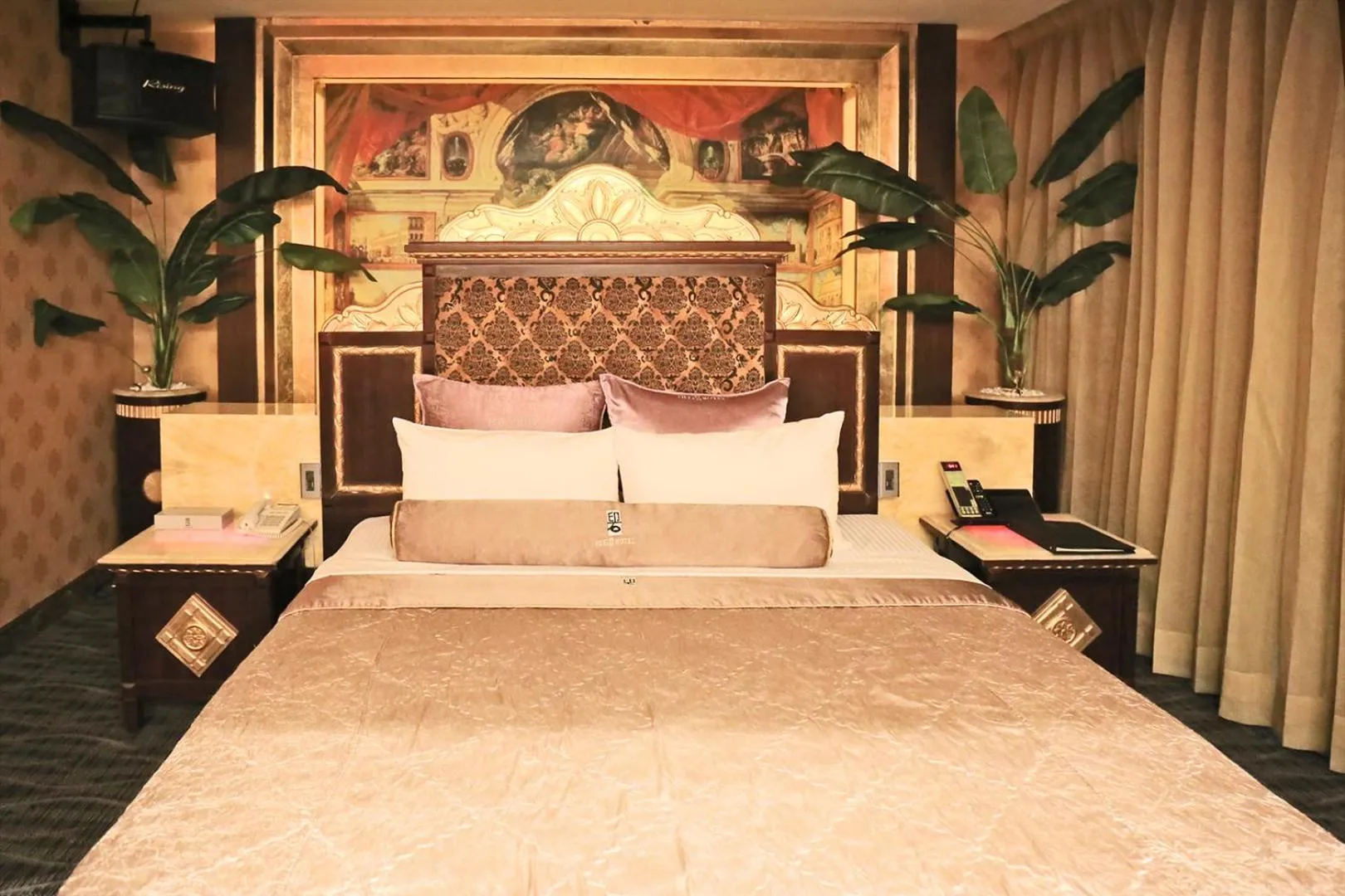 Photo of the whole room, Bed in In-stone Motel