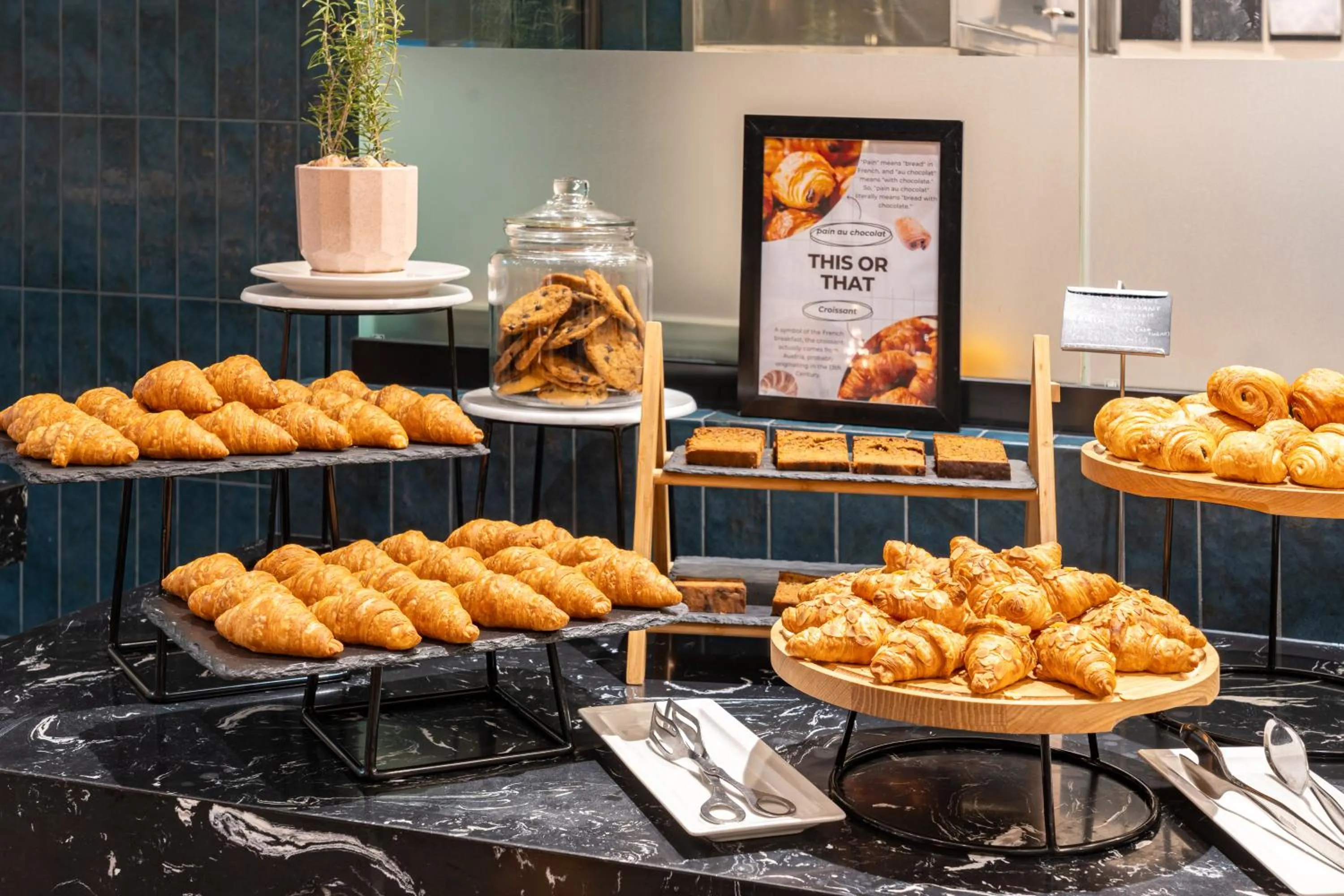 Restaurant/places to eat in Novotel Dubai World Trade Centre